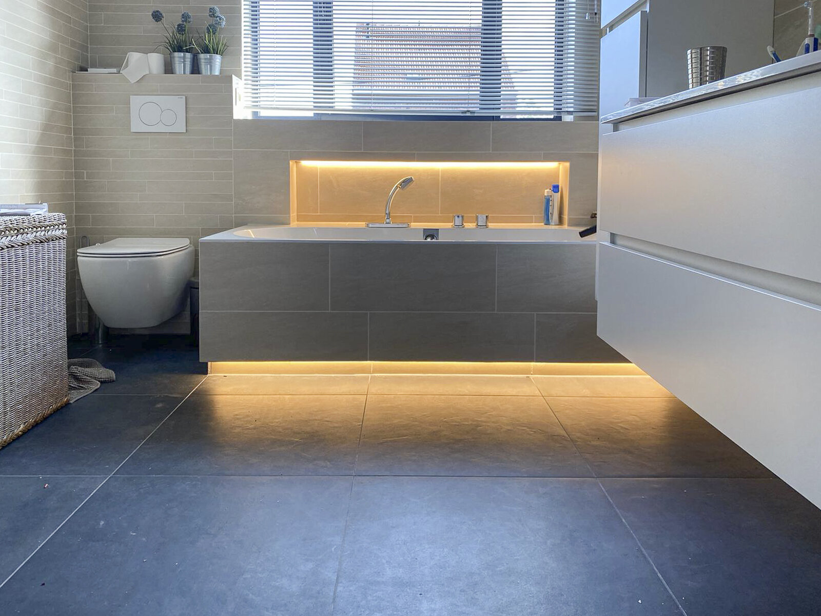 Luxe badkamer met alle comfort en zachte kleurtinten