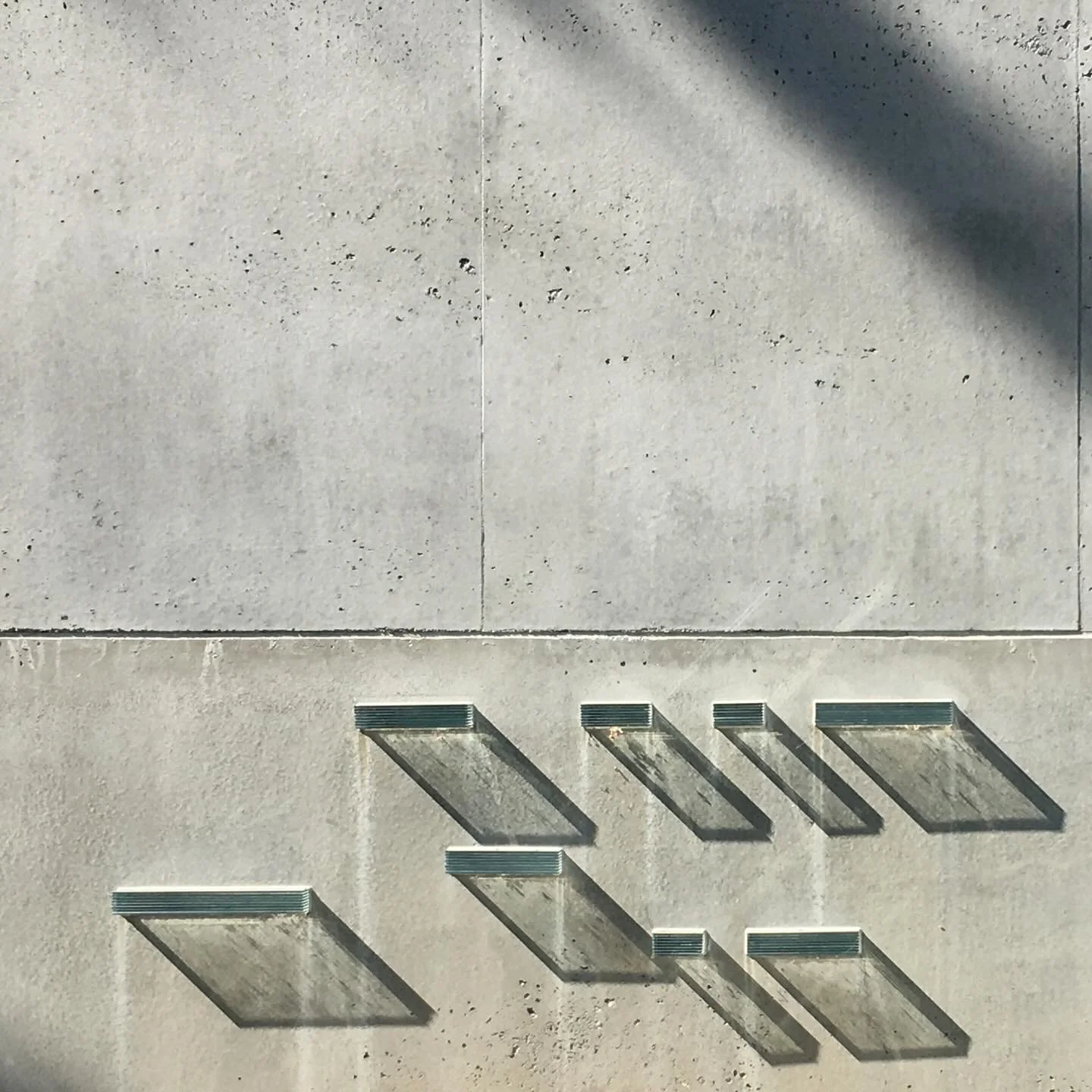 The Gradient House in Mequon, WI. 
. 
#LDA #ladallman #architecture #architecturedesigns #design #residential #residentialdesign #natureandarchitecture #wisconsin #sitespecific #concrete #glass #light #illumination #architecturelighting #exteriorligh