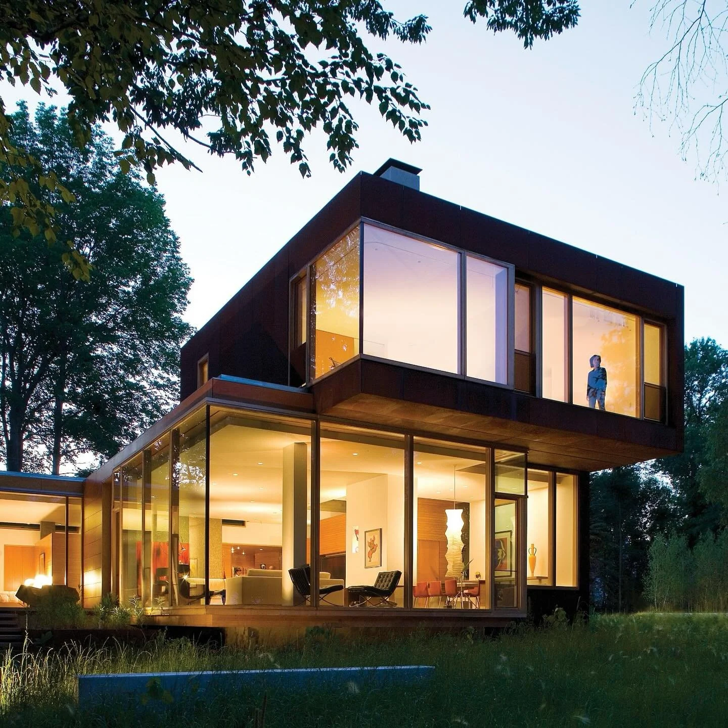 This post-tensioned concrete and steel-clad residence sits atop one of the great, deep ravines feeding water into Lake Michigan. It offers an example of integration of structure and building skin. The steel cladding components were developed by LA DA