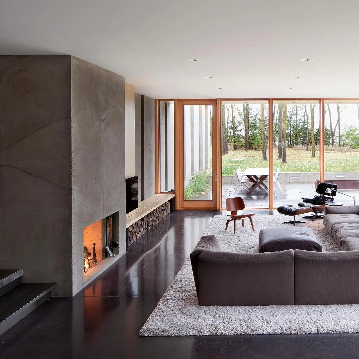 The Gradient House interweaves primary and supporting spaces with indeterminate boundaries, manifesting the family&rsquo;s desire for a unified domestic landscape in concert with the rhythms of the site.
. 
#arch #architecture #residential #residenti