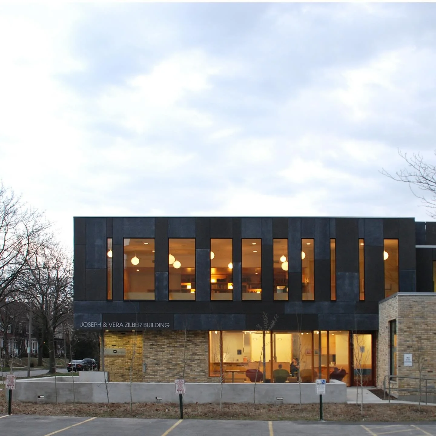 The Hillel Student Center is shaped through a balance of site constraint and internal organization, providing a layered sequence of entry and apertures that shape social interaction while selectively capturing light and view.
. 
#architecture #design