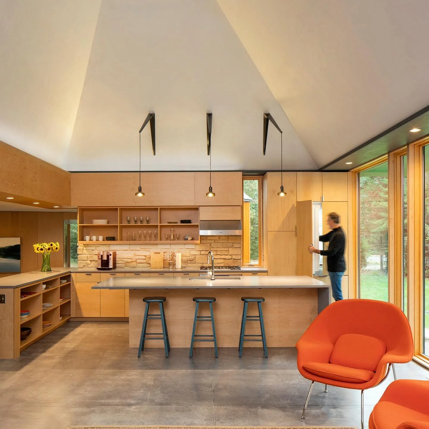 Departing from the conventional symmetrical hipped roof that typically depends on collar and rafter ties, LDA&rsquo;s Pavilion House features an innovative truss roof structure that creates a clear, uninterrupted interior volume.
. 
#architecture #st