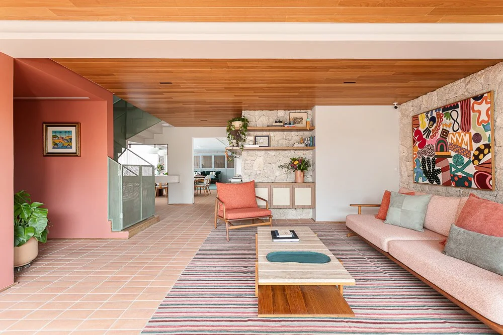 sala-de-estar-colorida-parede-de-pedra-forro-de-madeira-duda-senna-arquitetura-jardins-são-paulo.jpg