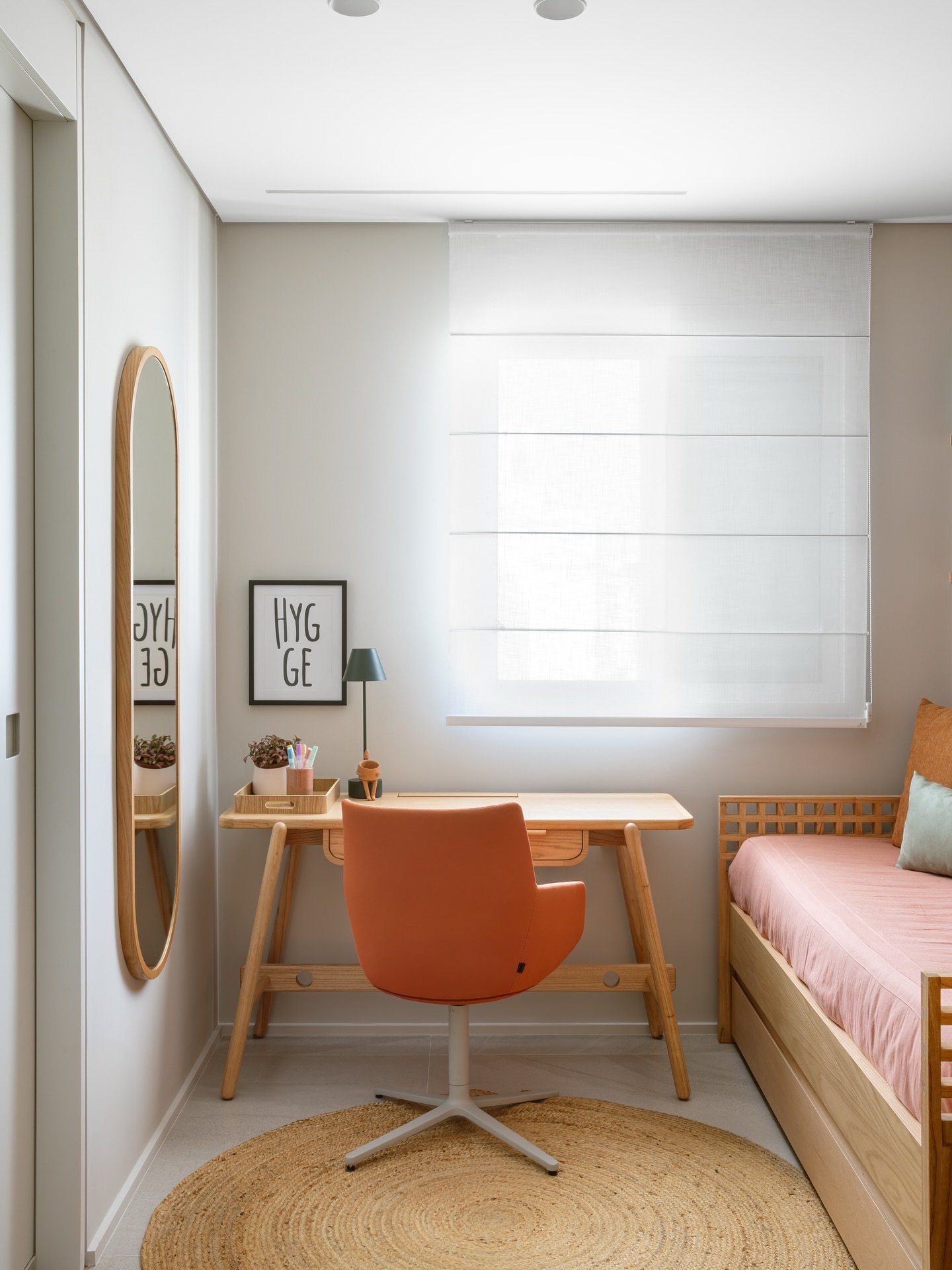 DS Ap Pinheiros OD &bull;

A primeira su&iacute;te do apartamento foi transformada nesse ambiente h&iacute;brido que amamos propor nos nossos projetos: quarto de h&oacute;spedes + home office 😊

&bull; escrivaninha e cama @casapronta &bull; ⁠enxoval