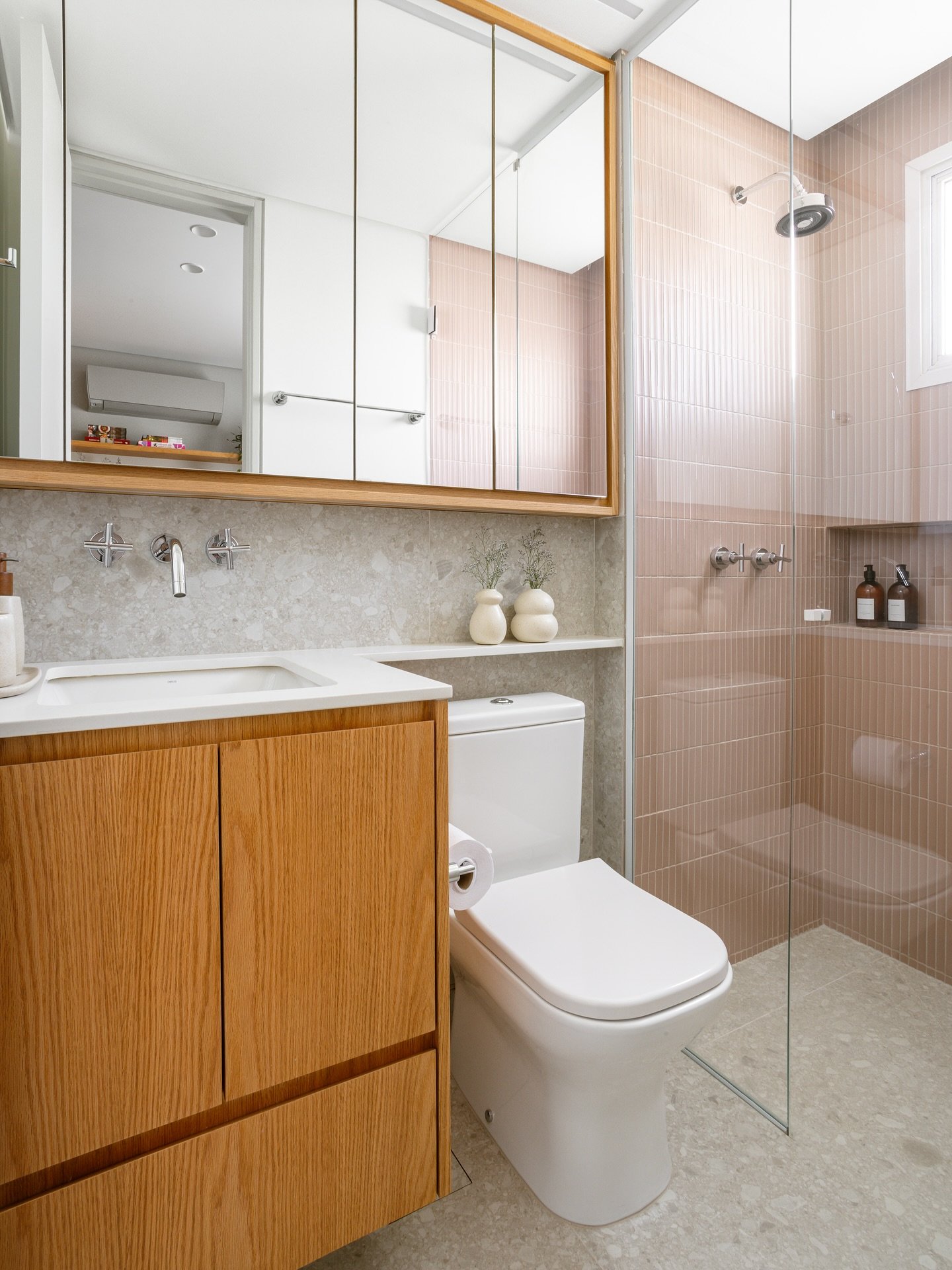 DS Ap Pinheiros OD &bull;

Trocamos a posi&ccedil;&atilde;o da porta e transformamos o quarto de h&oacute;spedes em su&iacute;te, com esse banheiro rosa 💗

O revestimento Caminho, da @ceramicaportinari, aparece no piso e sobe at&eacute; meia parede,