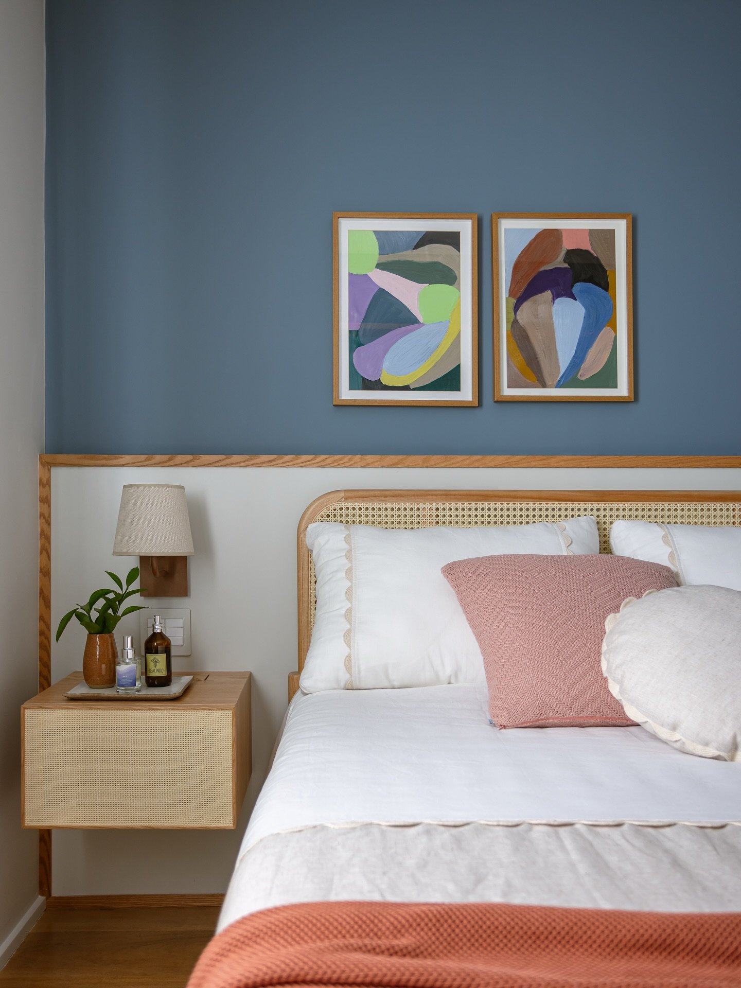 DS Ap Pinheiros OD &bull;

A cor que escolhemos para c&aacute; &eacute; o NIMBUS da @tintas_suvinil 💙 

Para compor, produzimos a parede da cabeceira com os quadros da @isabellaforzzaart e enxoval da nossa linha para @bylineahome ! 

Fotos @re.freit