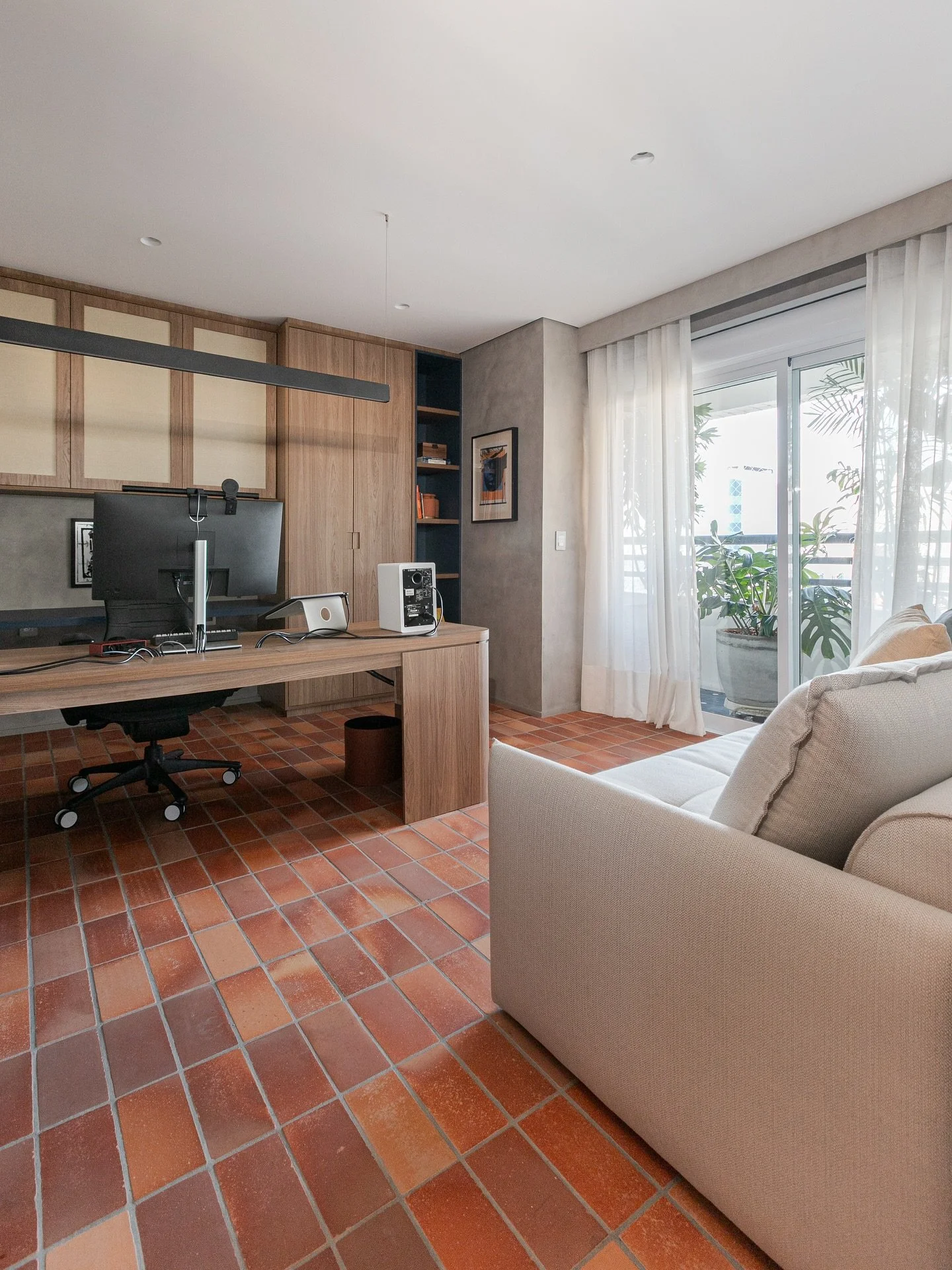 DS Cobertura Duplex Morumbi WV &bull; Nessa cobertura, cada um do casal tem seu pr&oacute;prio escrit&oacute;rio.

Esse &eacute; o do Wagner que fica no andar superior - com direito a um terracinho delicioso e sof&aacute; cama para caso alguma visita