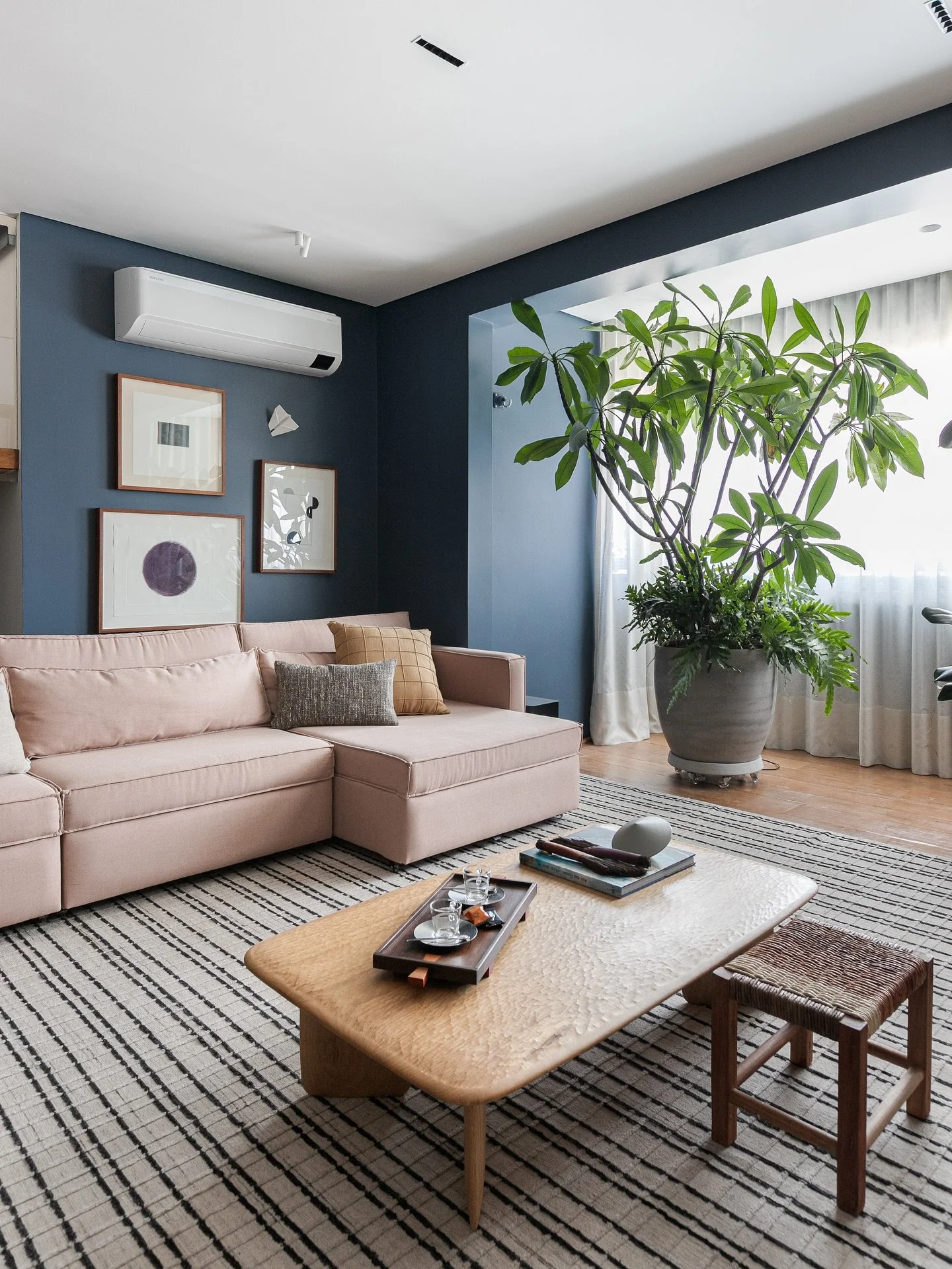 DS Cobertura Duplex Morumbi WV &bull; 

Fizemos a sala de TV da fam&iacute;lia no primeiro andar dessa cobertura, com direito a um sofaz&atilde;o retr&aacute;til cor de rosa que traz leveza para o azul marinho das paredes

&bull; cor Noitecer da @tin