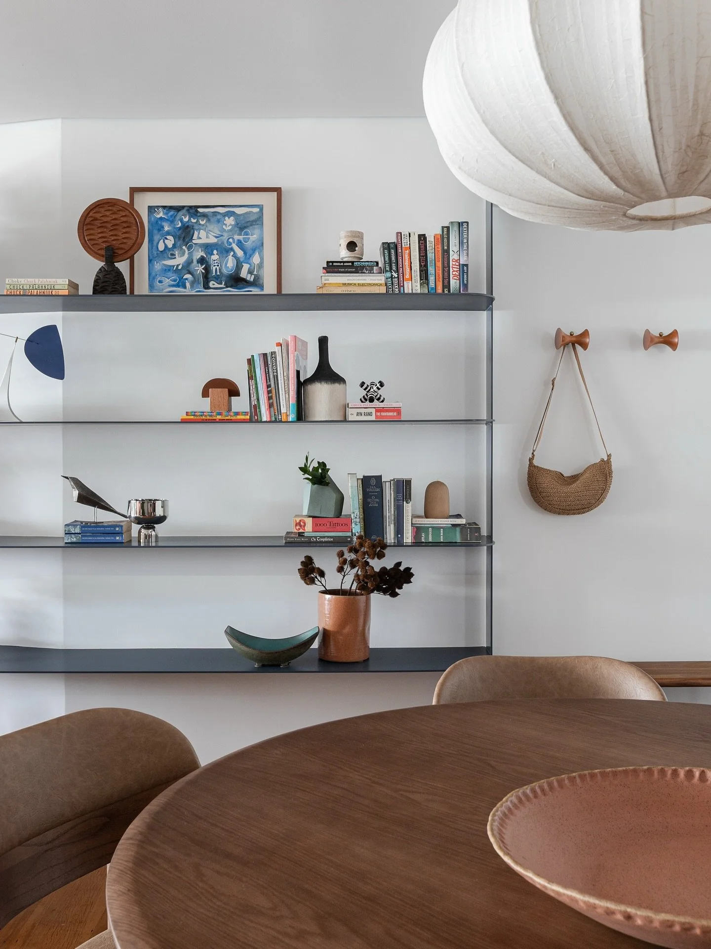 DS Cobertura Duplex Morumbi WV &bull; A estante de serralheria foi feita sob medida pela @suaserralheriartistica e acompanha o desenho da parede estrutural, trazendo movimento e cor para a sala. 

Amamos propor estantes assim: ajudam na organiza&cced
