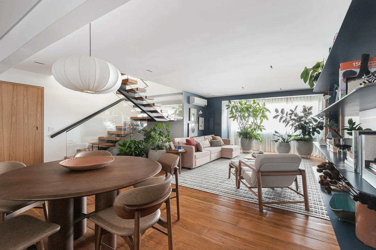 DS Cobertura Duplex Morumbi WV &bull; 

A sala de TV foi integrada com a varanda, sala de jantar e cozinha, com uma paleta azul marinho, rosa e goiaba. 

&bull; azul Anoitecer da @tintas_suvinil &bull;

Fotos @giselerampazzo

#saladeestar #saladeTV #
