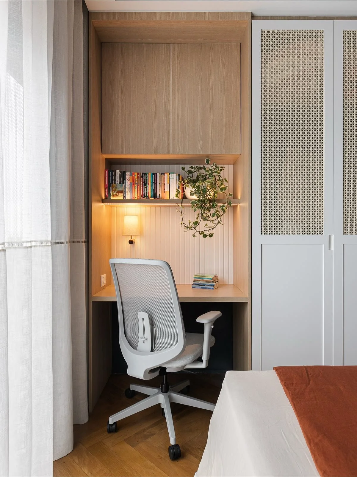 DS Ap Vila Madalena JG &bull; 

Quarto de H&oacute;spedes com um cantinho de escrit&oacute;rio super charmoso ✨ &bull; A arandelinha &eacute; da @cristianabertolucciestudio 

&bull; marcenaria com acabamento em @duratexbr Carvalho Malva 

Fotos @gise