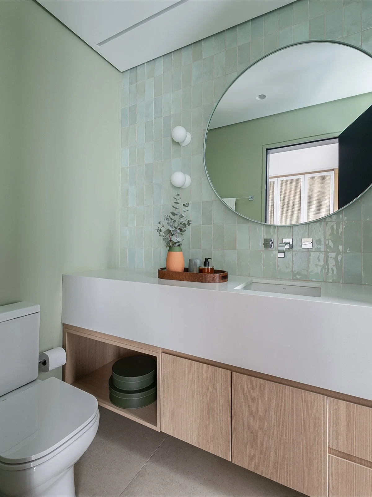 DS Ap Vila Madalena JG &bull; Banheiro de h&oacute;spedes 

Revestimento verde + bancada em Quartzo Intense White + marcenaria com acabamento em @duratexbr Carvalho Malva + espelho em serralheria verde 💚

Fotos @giselerampazzo 

#dudasennaarquitetur