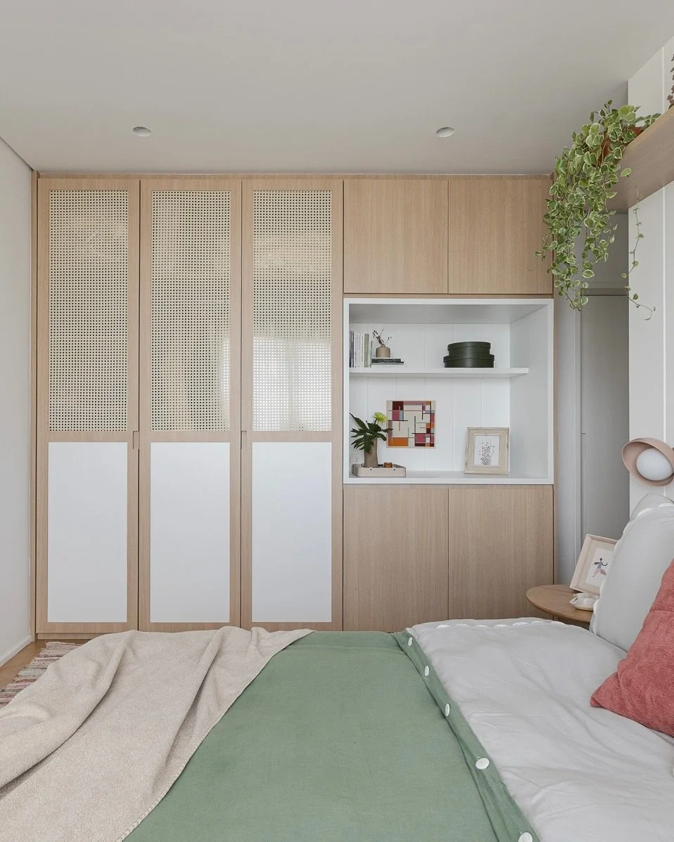 DS Ap Vila Madalena JG &bull; Su&iacute;te da Gabi e Jorge ❤️
 
A marcenaria da su&iacute;te foi pensada para ser leve e altamente funcional. 

Na entrada do quarto, concentramos parte dos arm&aacute;rios com portas espelhadas. J&aacute; o conjunto p