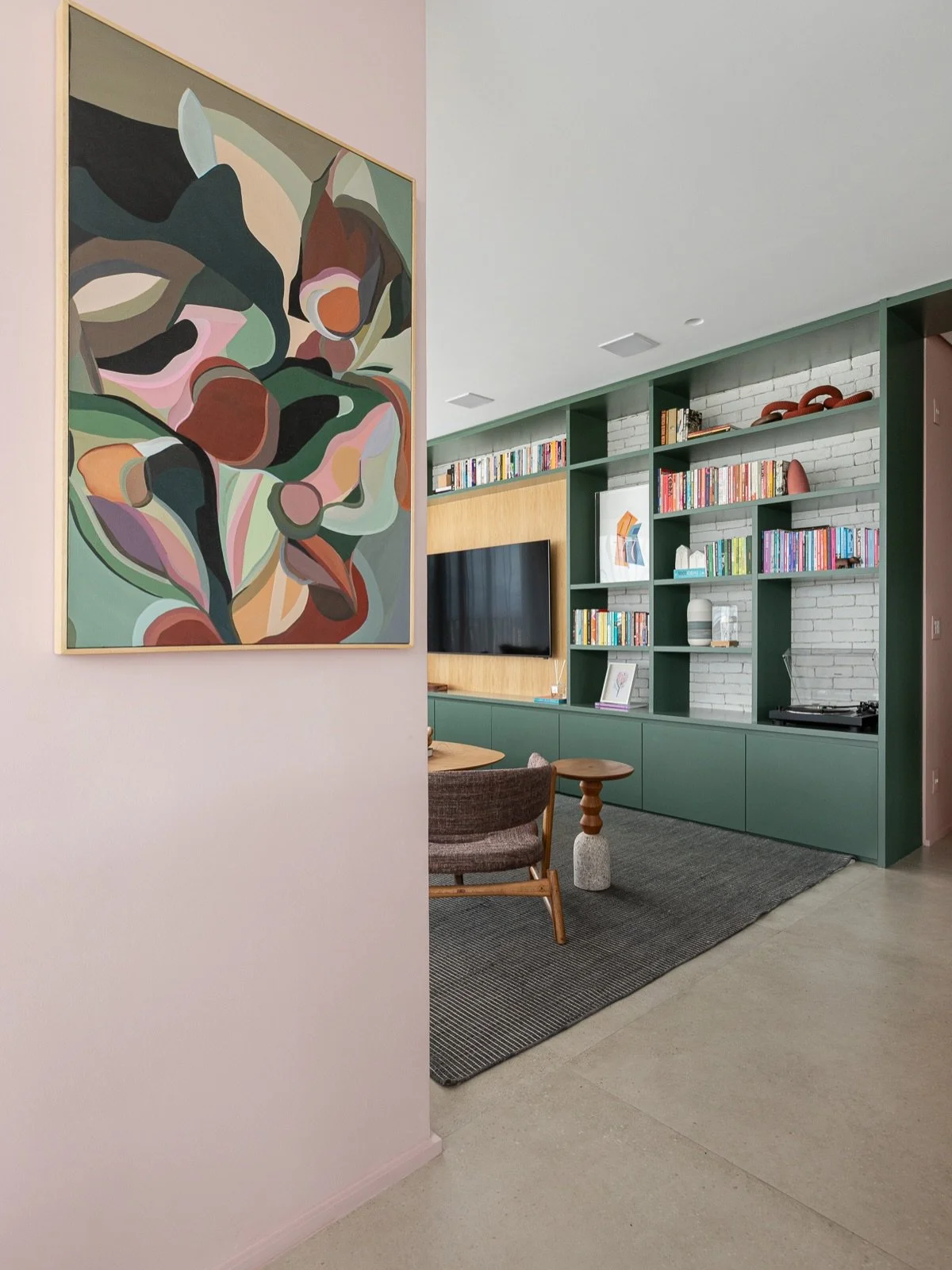 DS Ap Vila Madalena JG &bull;

A produ&ccedil;&atilde;o entra como a cereja do bolo &mdash; &eacute; quando levamos quadros, tapetes, almofadas e objetos e tudo mais que dar&aacute; aquele toque final para vestirmos a casa e harmonizarmos com todo o 