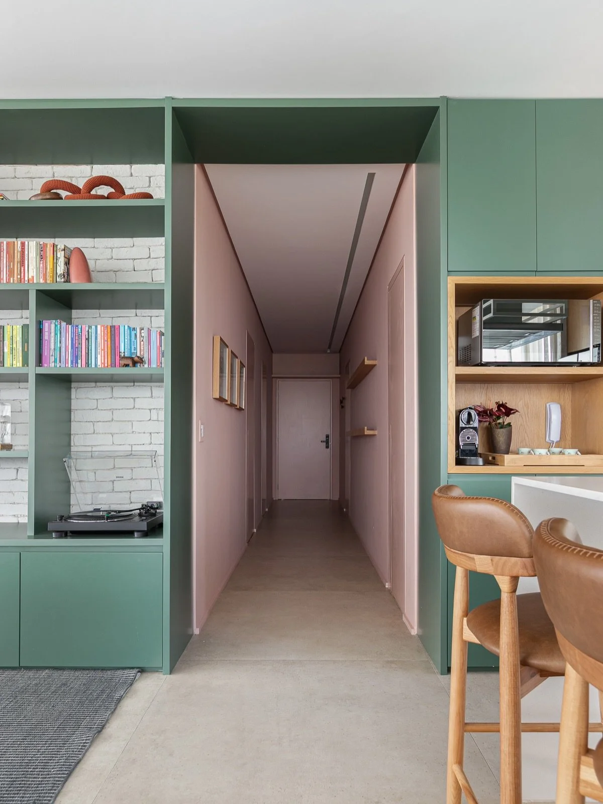 DS Ap Vila Madalena JG &bull; um corredor todinho rosa assim que entramos no ap&ecirc; 🩷🩷 

&bull; essa cor chama BALA TOFFEE da @tintas_suvinil 

Fotos @giselerampazzo

#dudasennaarquiteturaedecora&ccedil;&atilde;o #corredorrosa #marcenariaverde #