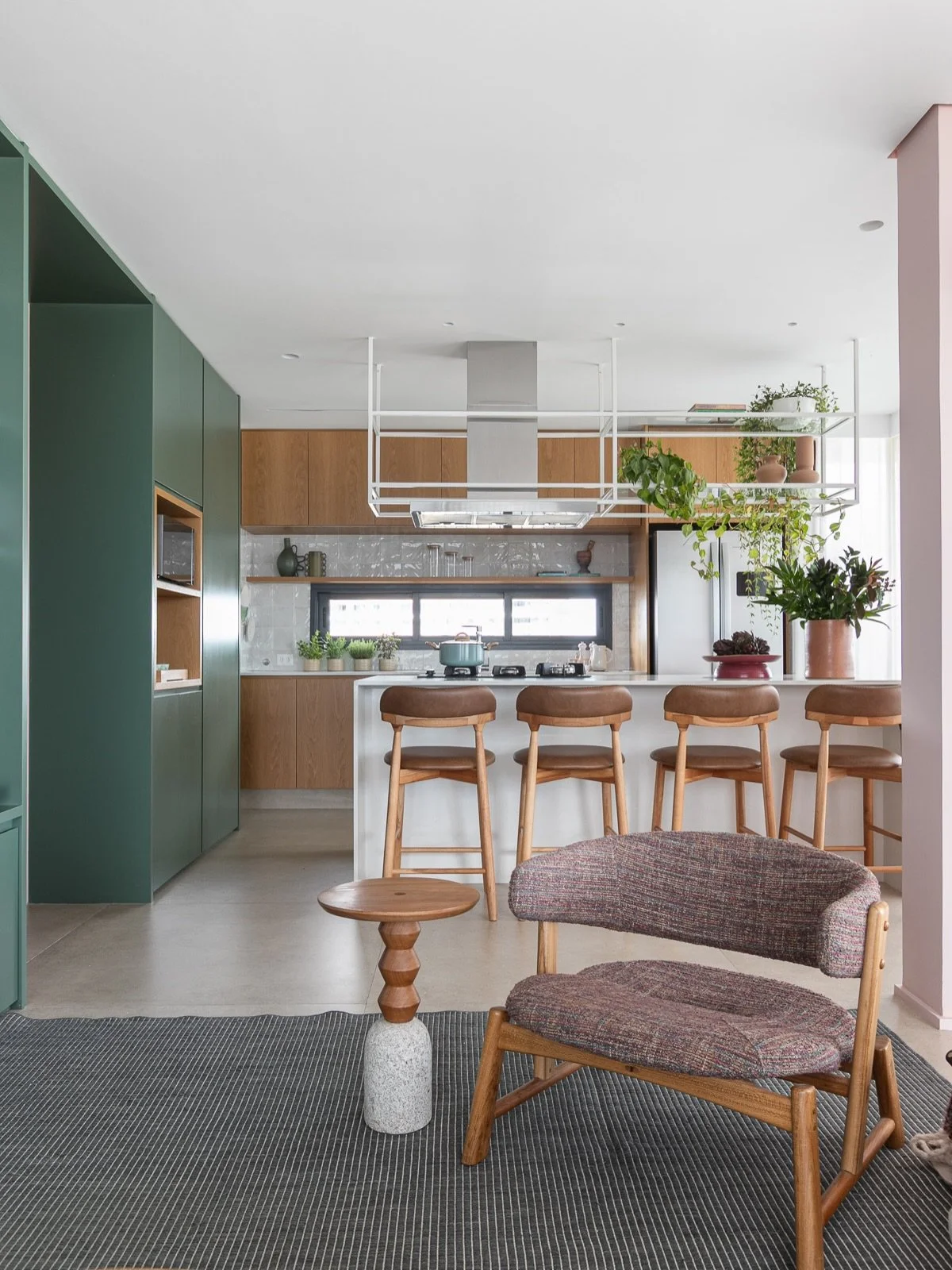 DS Ap Vila Madalena JG &bull; Cozinha integrada da Gabi e do Jorge, com ilha em Quartzo Color Stone Intense North 🙂

&bull; marcenaria em @duratexbr Carvalho Malva + laca &bull; banquetas @clamioficial &bull; boleira e vaso da nossa collab com @cera