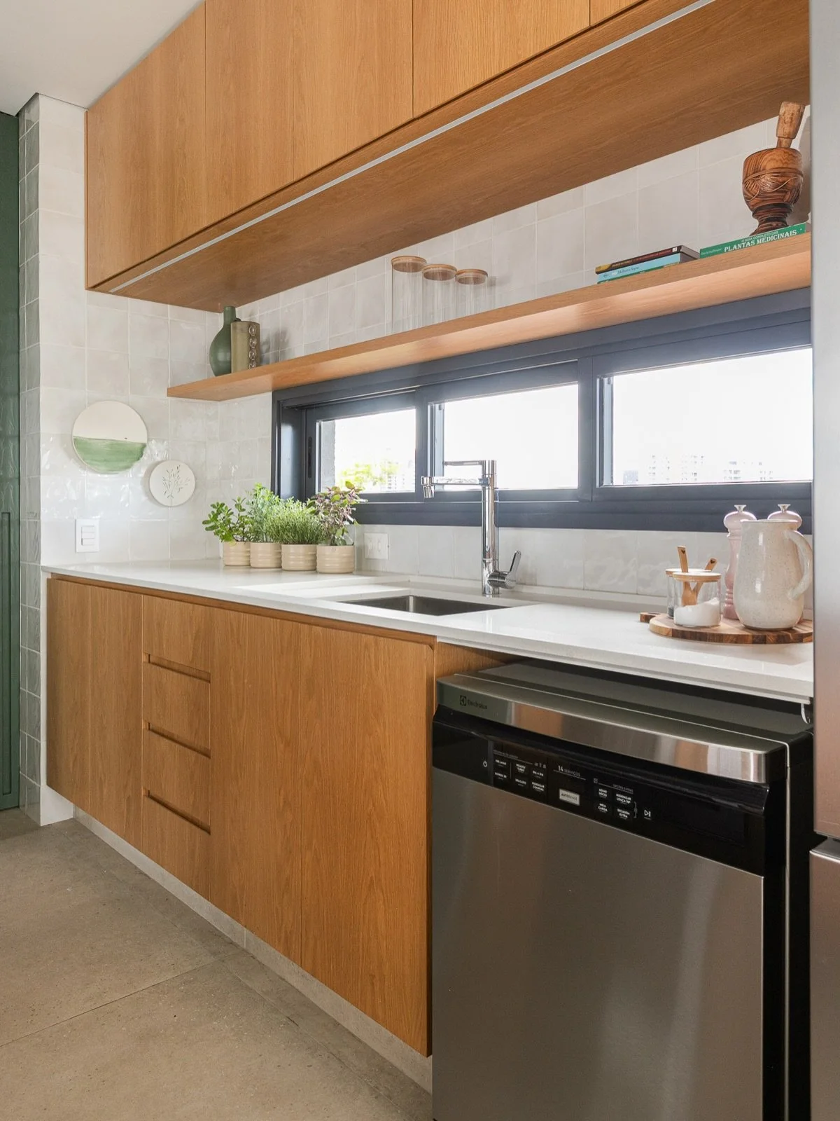 DS Ap Vila Madalena JG &bull;

Na &aacute;rea molhada da cozinha, Carvalho Malva da @duratexbr aparece em destaque na marcenaria. 

Para deixar o conjunto leve, funcional e bem resolvido, adoramos propor uma prateleira cont&iacute;nua acima da bancad