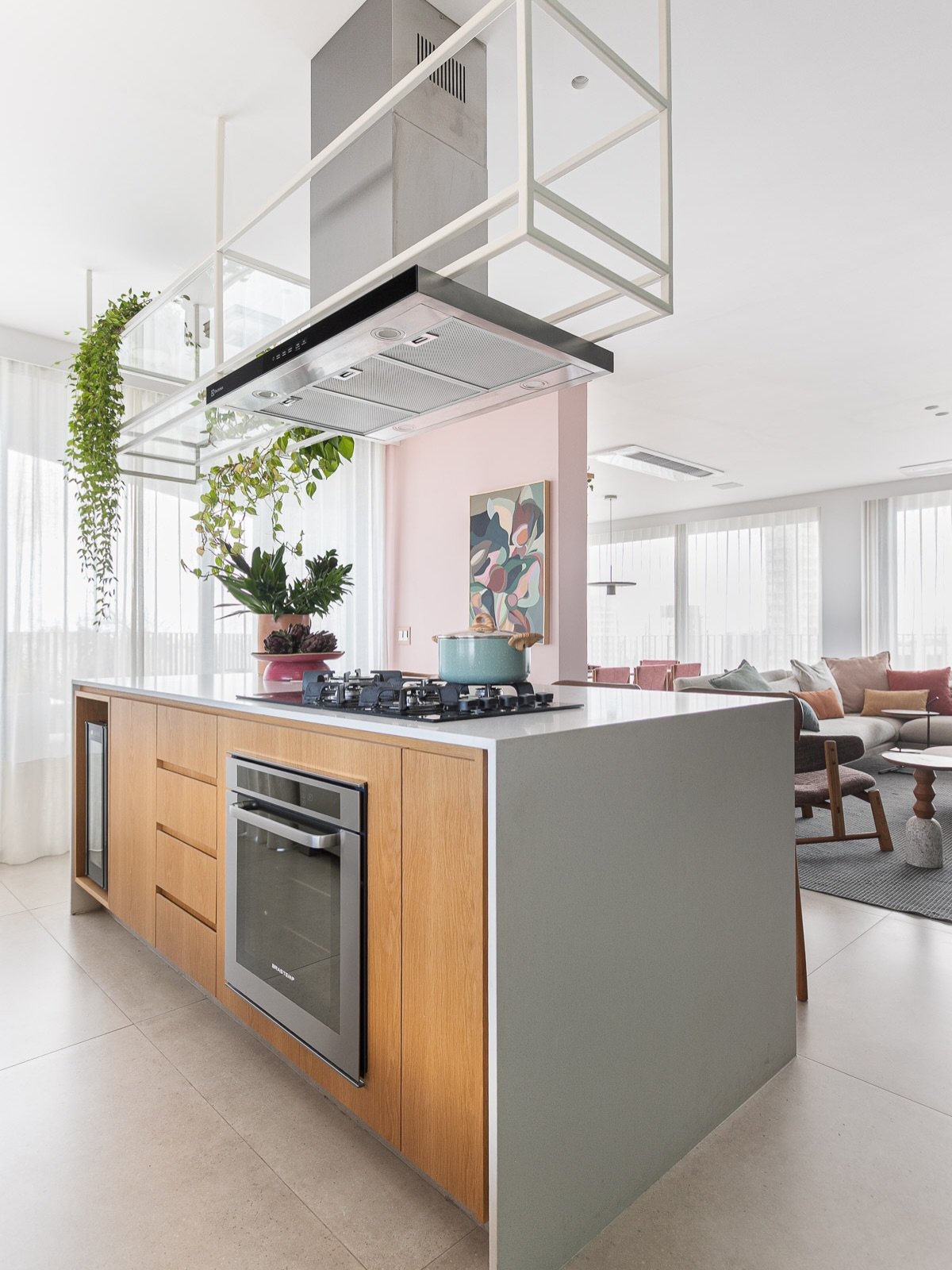 DS Ap Vila Madalena JG &bull; Cozinha integrada com todo esse varand&atilde;o ao redor, garantindo vista deliciosa, bastante luz e ventila&ccedil;&atilde;o por aqui. 

&bull; nossa boleira e vaso lindos em collab com a @ceramicaecia 

Fotos @giselera