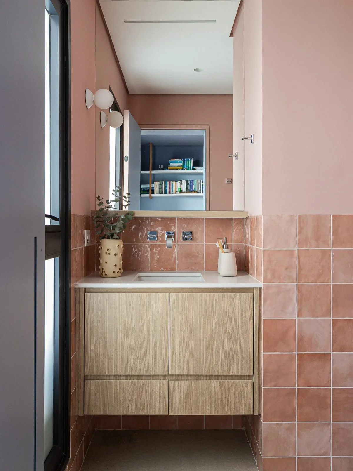 DS Ap Vila Madalena JG &bull; Todos os banheiros desse ap&ecirc; s&atilde;o colorid&otilde;es. Esse aqui &eacute; o da su&iacute;te de h&oacute;spedes, rosinha, com revestimento em meia parede e marcenaria com esse padr&atilde;o bem clarinho. 

Lindi