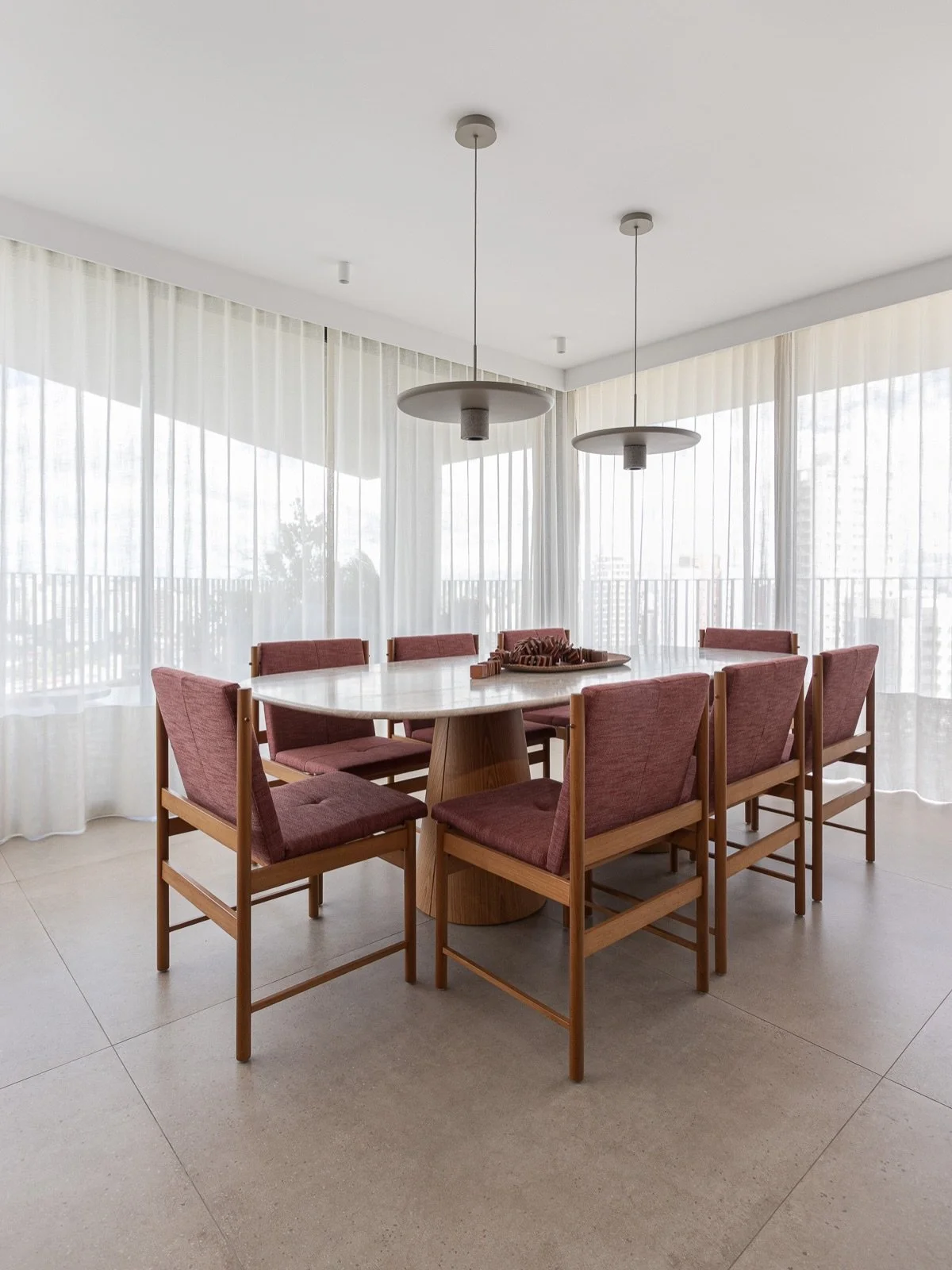 DS Ap Vila Madalena JG &bull;

Posicionamos a sala de jantar bem pr&oacute;xima ao terra&ccedil;o para que os clientes possam aproveitar ao m&aacute;ximo a vistona que temos por aqui.

&bull; mesa @made55.design &bull; pendentes @_lumini &bull; cadei