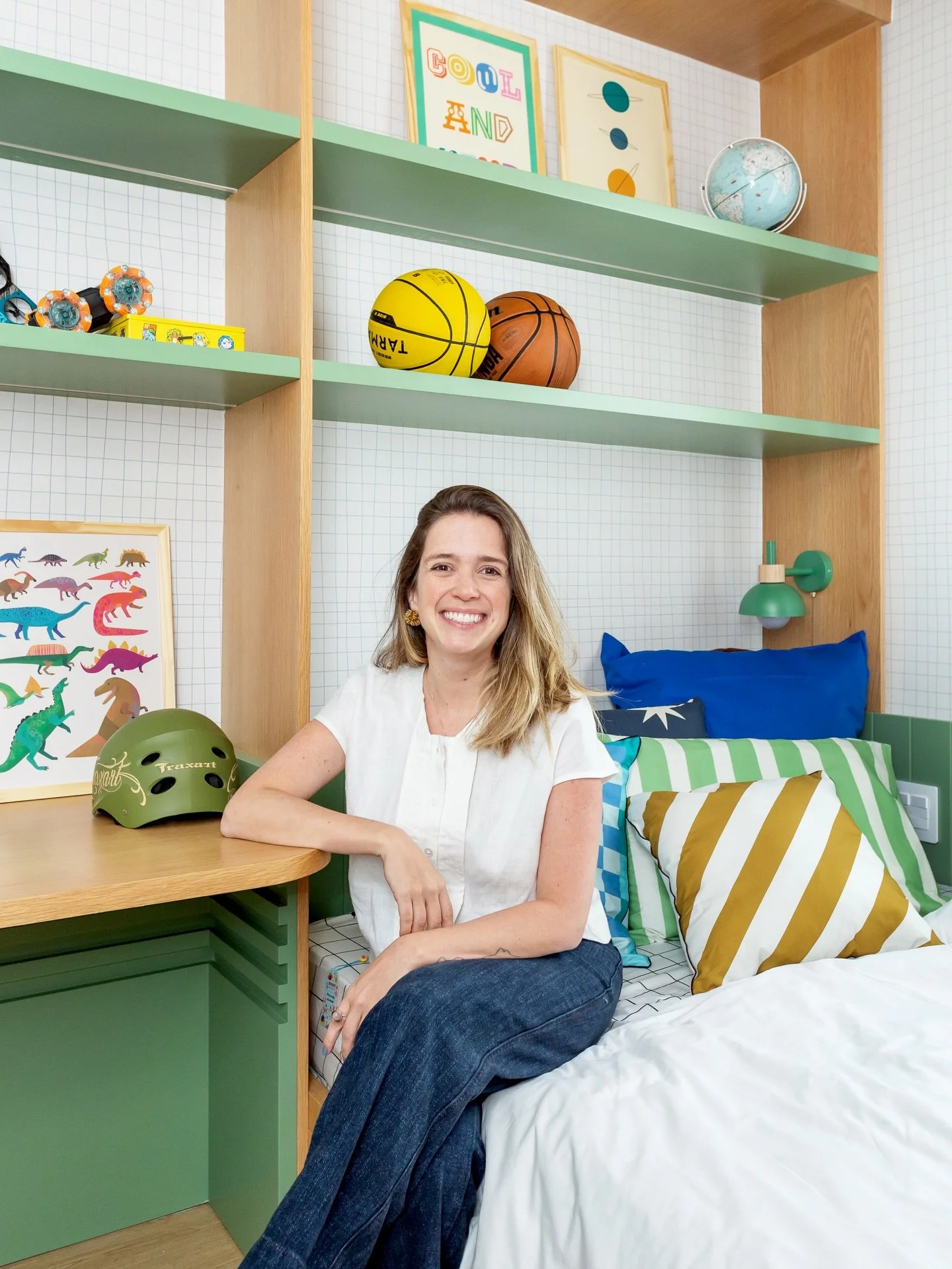 DS Ap Bela Vista JR &bull; 

Quarto do Caleb tem marcenaria com detalhes verdes e parede de escalada, do jeitinho que ele pediu 💚 e est&aacute; recheado de @amomooui - enxoval, papel de parede, tapete e itens de decora&ccedil;&atilde;o, tudo escolhi