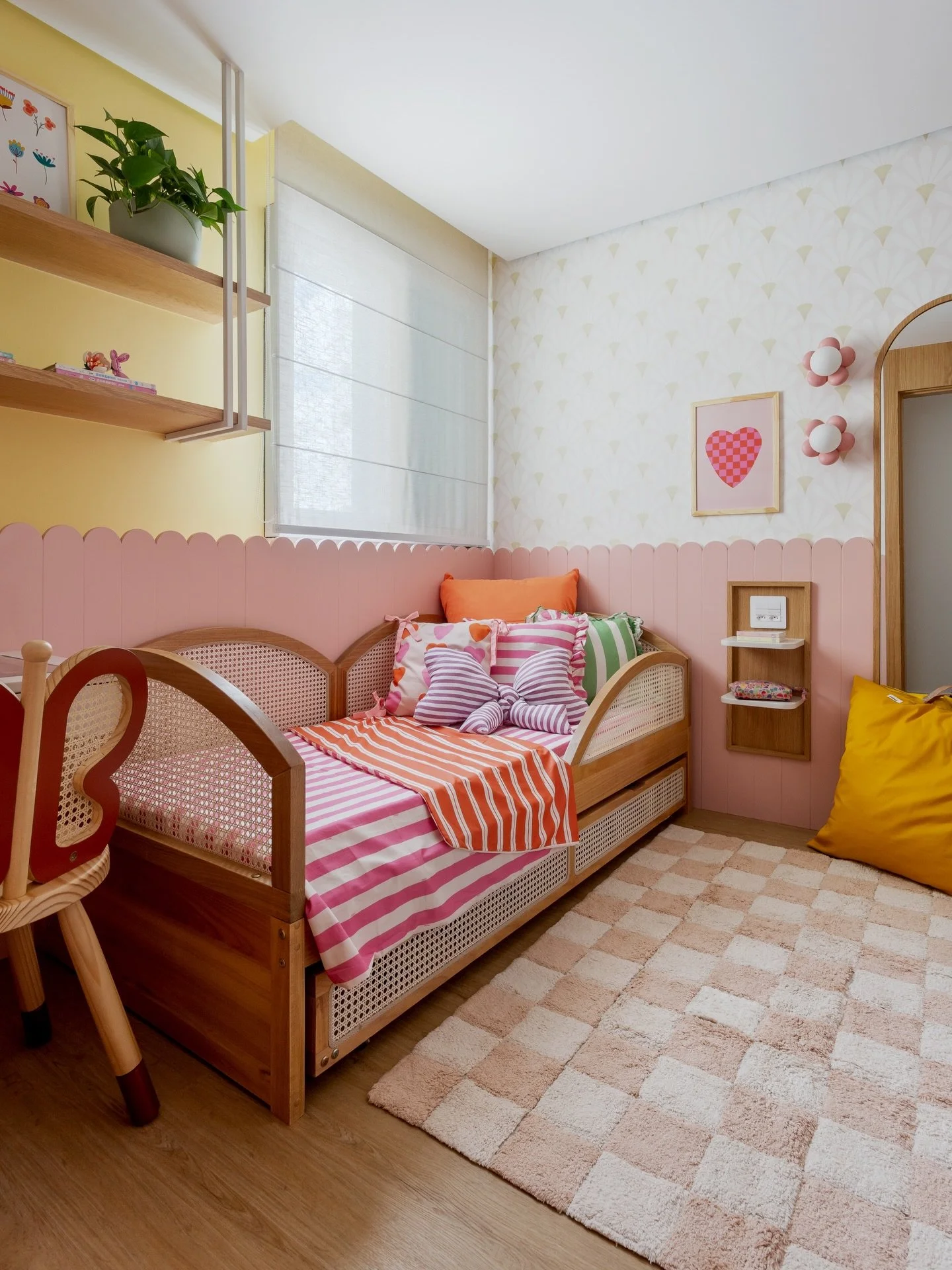 DS Ap Bela Vista JR &bull; O quarto da Lily ficou t&atilde;o delicado 🩷💛 e tem aqueles pequenos detalhes que amamos: cores, texturas e muitas estampas! 

O papel de parede, o enxoval listradinho, o tapete quadriculado e os itens de produ&ccedil;&at