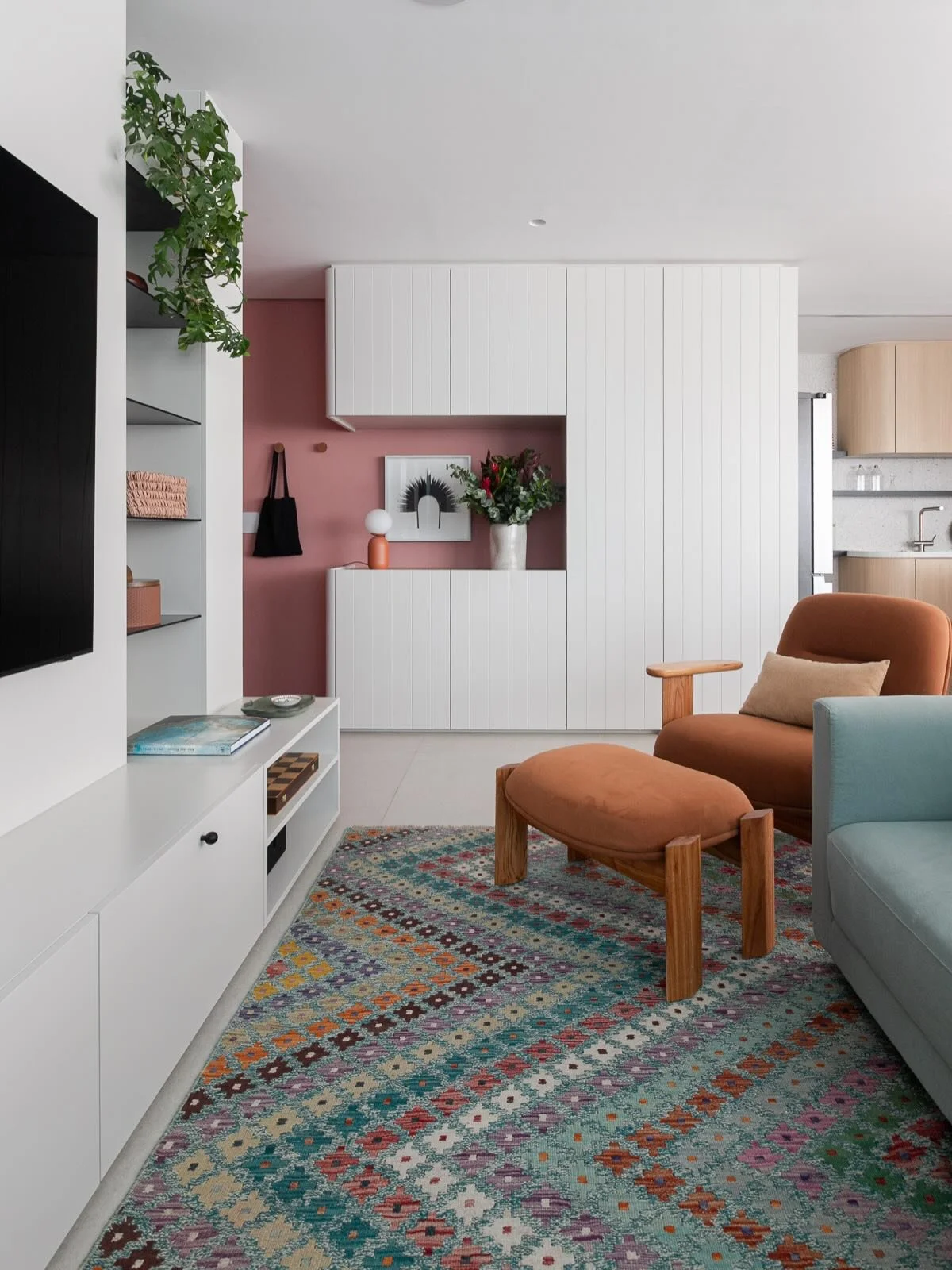 DS Ap Pinheiros MM &bull; uma marcenaria que &eacute; tudo: apoio para a entrada do apartamento, cristaleira (bem no meio) e lateral da geladeira!

Nesses apartamentos que s&atilde;o mais compactos temos que trazer solu&ccedil;&otilde;es super funcio