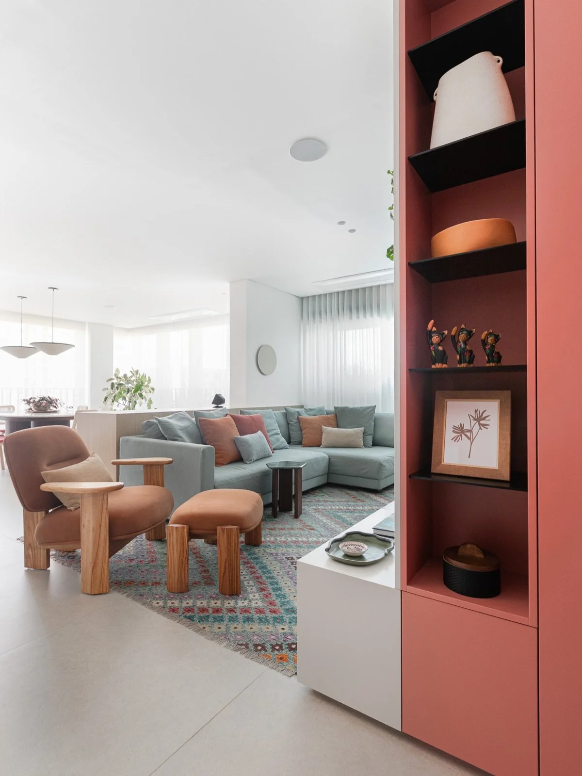 DS Ap Pinheiros MM &bull; 

Demolimos a parede que originalmente dividia a sala de um quarto para dar lugar a uma marcenaria que, al&eacute;m de dividir os ambientes, tem diversas fun&ccedil;&otilde;es.

Ela &eacute; painel para TV, estante, apoio da