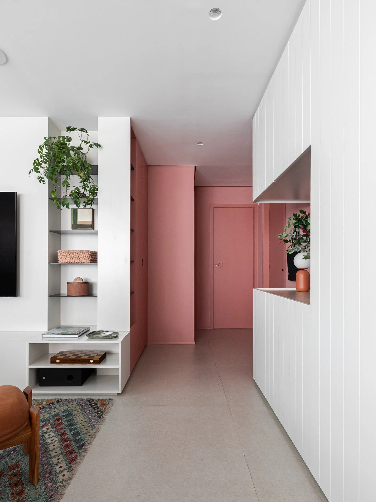 DS Ap Pinheiros MM &bull; Marcamos o hall do apartamento com esse cor de rosa que surpreende logo de cara!! 🩷

Amaaamos quando nossos clientes amam rosa que nem a gente kkkk 😆

Ah, esse tom foi feito sob medida para chegarmos no mesmo tom da laca u