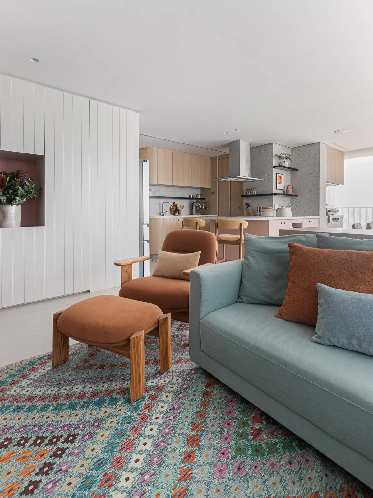 DS Ap Pinheiros MM &bull; Em apartamentos compactos &eacute; fundamental aproveitarmos bem os espa&ccedil;os e, ao integrarmos boa parte deles, garantimos uma amplitude muito interessante ☺️

&bull; tapete @bottehtapetes 

Fotos @giselerampazzo 

#du