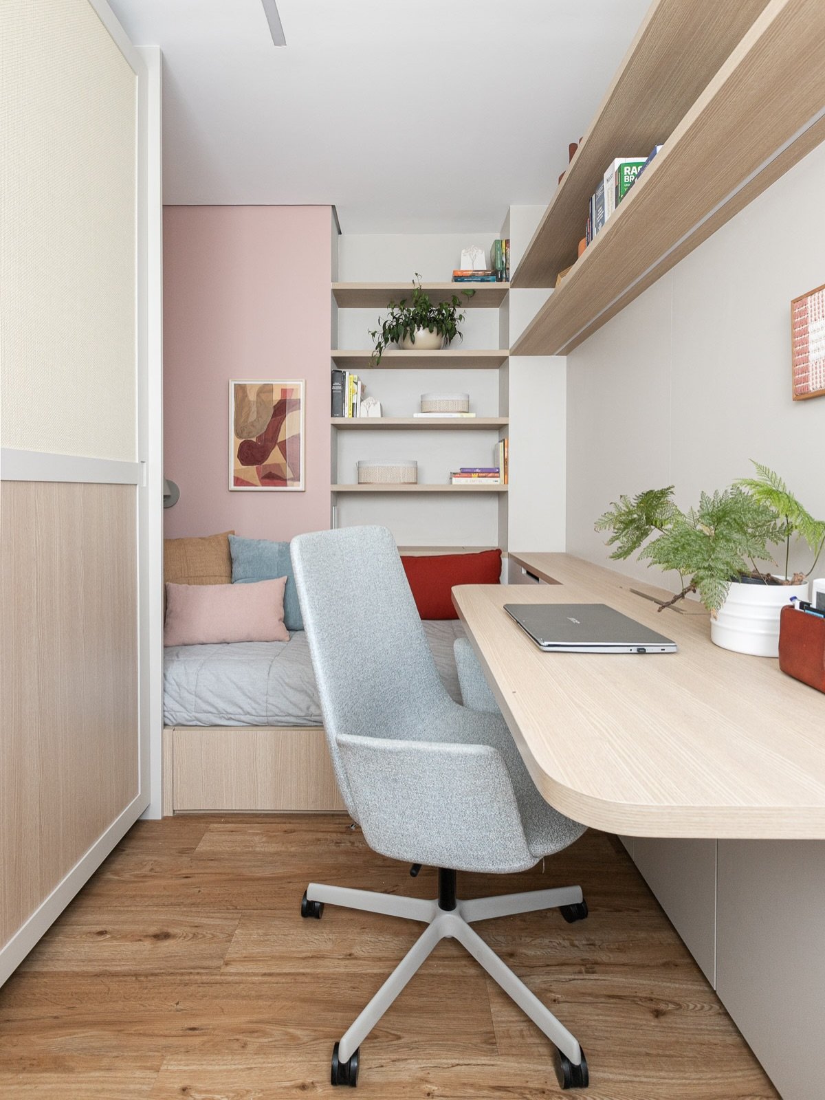 DS Ap Pinheiros MM &bull; O FAMOSO QUARTO FLEX! Ele &eacute; escrit&oacute;rio e tamb&eacute;m quarto de h&oacute;spedes.

Esse ambiente tem apenas 7m2 e, com uma marcenaria bem pensada, ficou super funcional. A mesa de trabalho &eacute; a parte de t