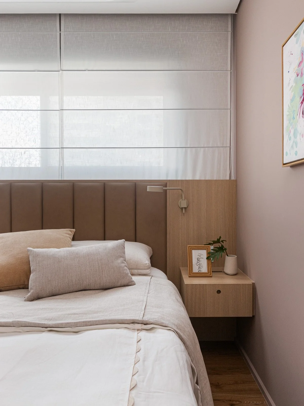 DS Ap Pinheiros MM &bull; Su&iacute;te do casal &bull;

Posicionamos a cabeceira estofada na parede da janela, favorecendo a circula&ccedil;&atilde;o e simetria do quarto. Todo corredor de acesso ao quarto foi aproveitado como closet. 

&bull; Quadro