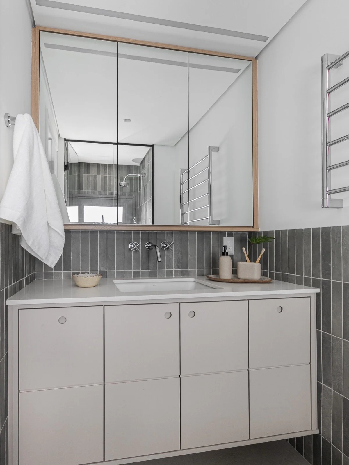 DS Ap Pinheiros MM &bull; 

No banheiro do casal, o gabinete acompanha a linguagem de toda marcenaria do apartamento, com portas lisas e puxadores cava circulares.

Fotos @giselerampazzo

#dudasennaarquiteturaedecora&ccedil;&atilde;o #banheirocinza #