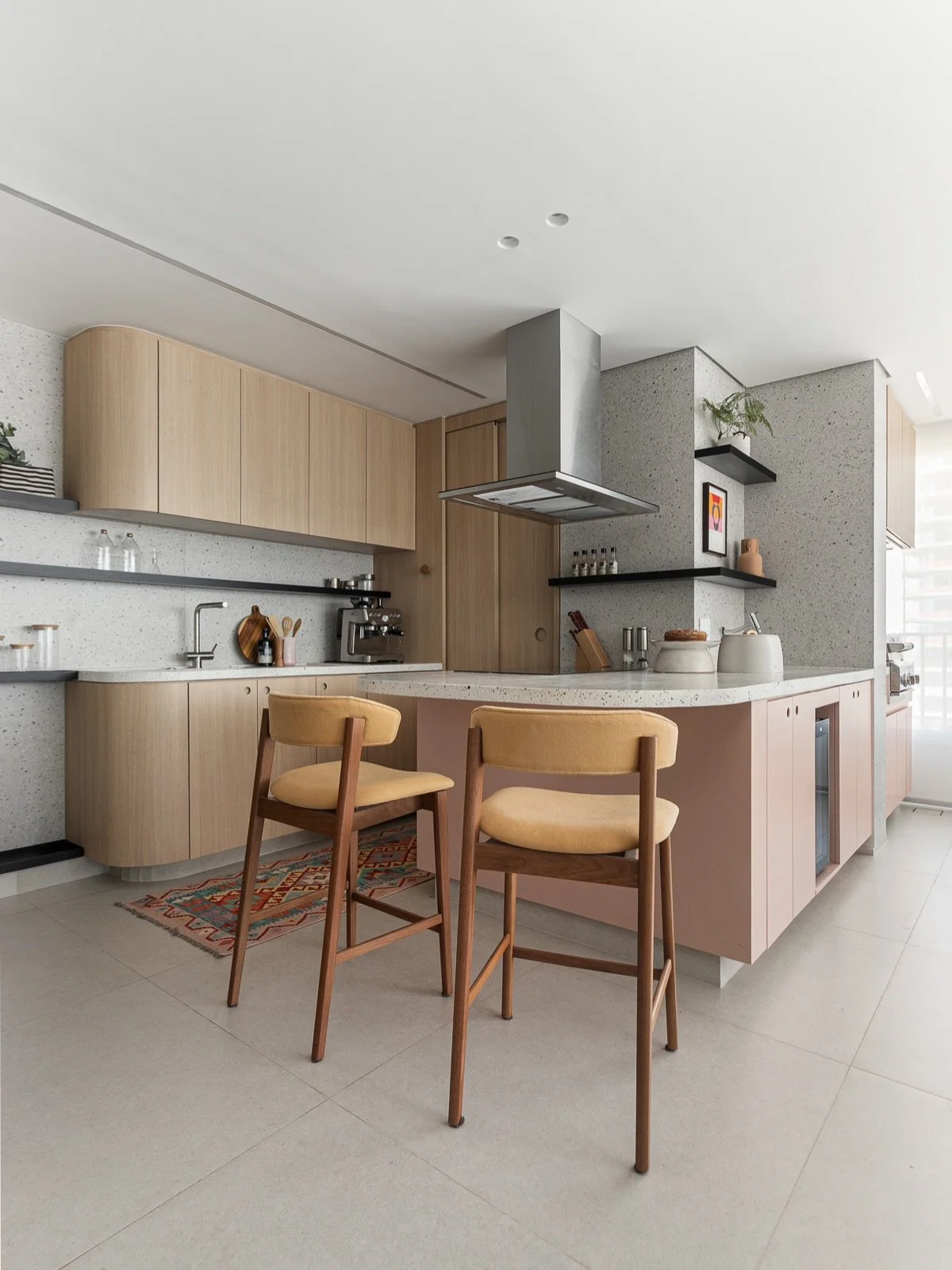 DS Ap Pinheiros MM &bull; 

Cozinha integrada com marcenaria com cantinhos arredondados em @duratexbr Carvalho Malva + laca cor de rosa. 

O tipo de granilite das bancadas foi inspirado no mesmo padr&atilde;o do revestimento usado no piso, front&atil