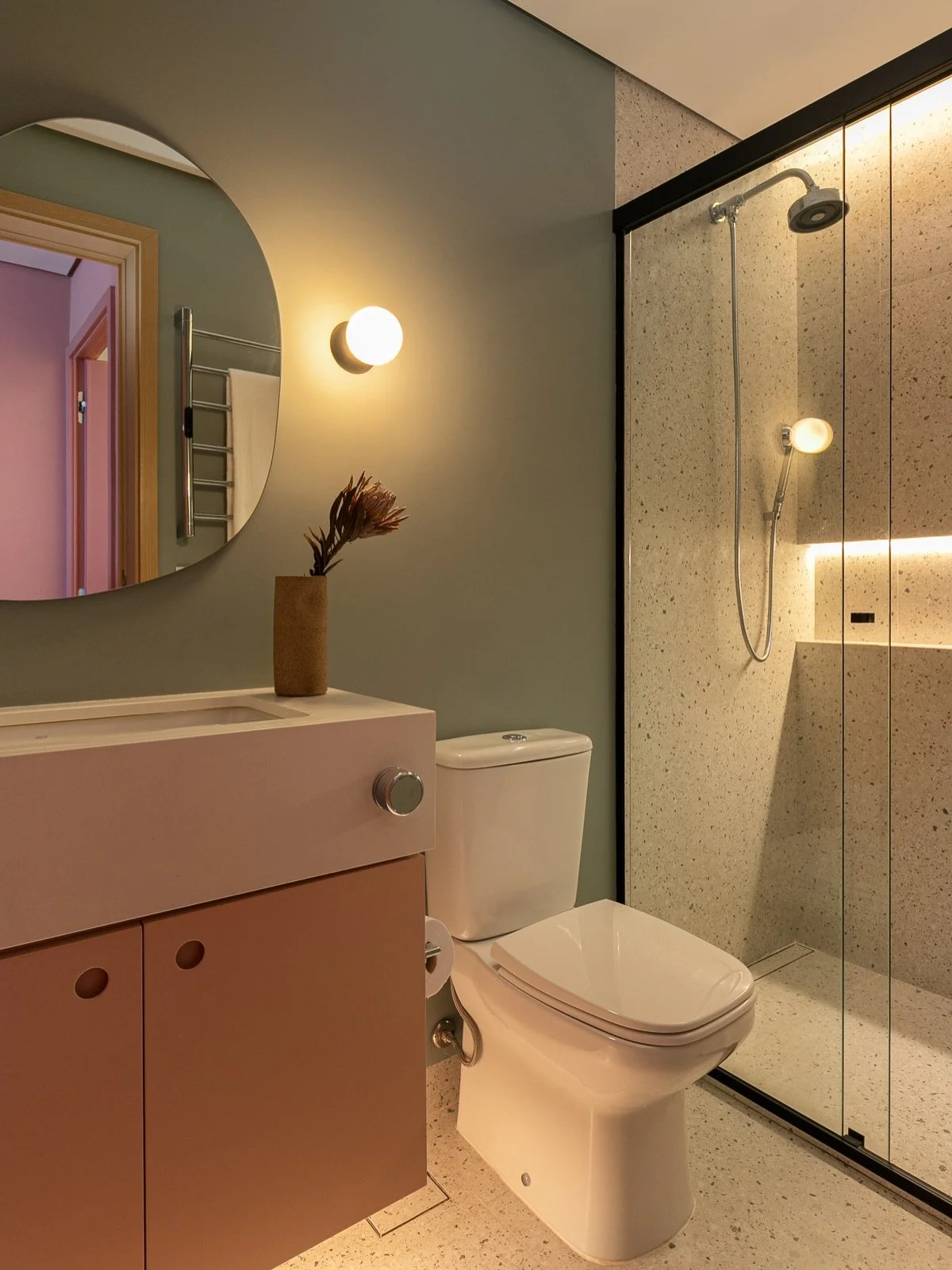 DS Ap Pinheiros MM &bull; 

Com altera&ccedil;&otilde;es na planta, esse banheiro, que originalmente atendia um dos quartos do apartamento, se transformou nesse banheiro com carinha de lavabo super charmoso 🥰 

Para a bancada, estamos adorando suger