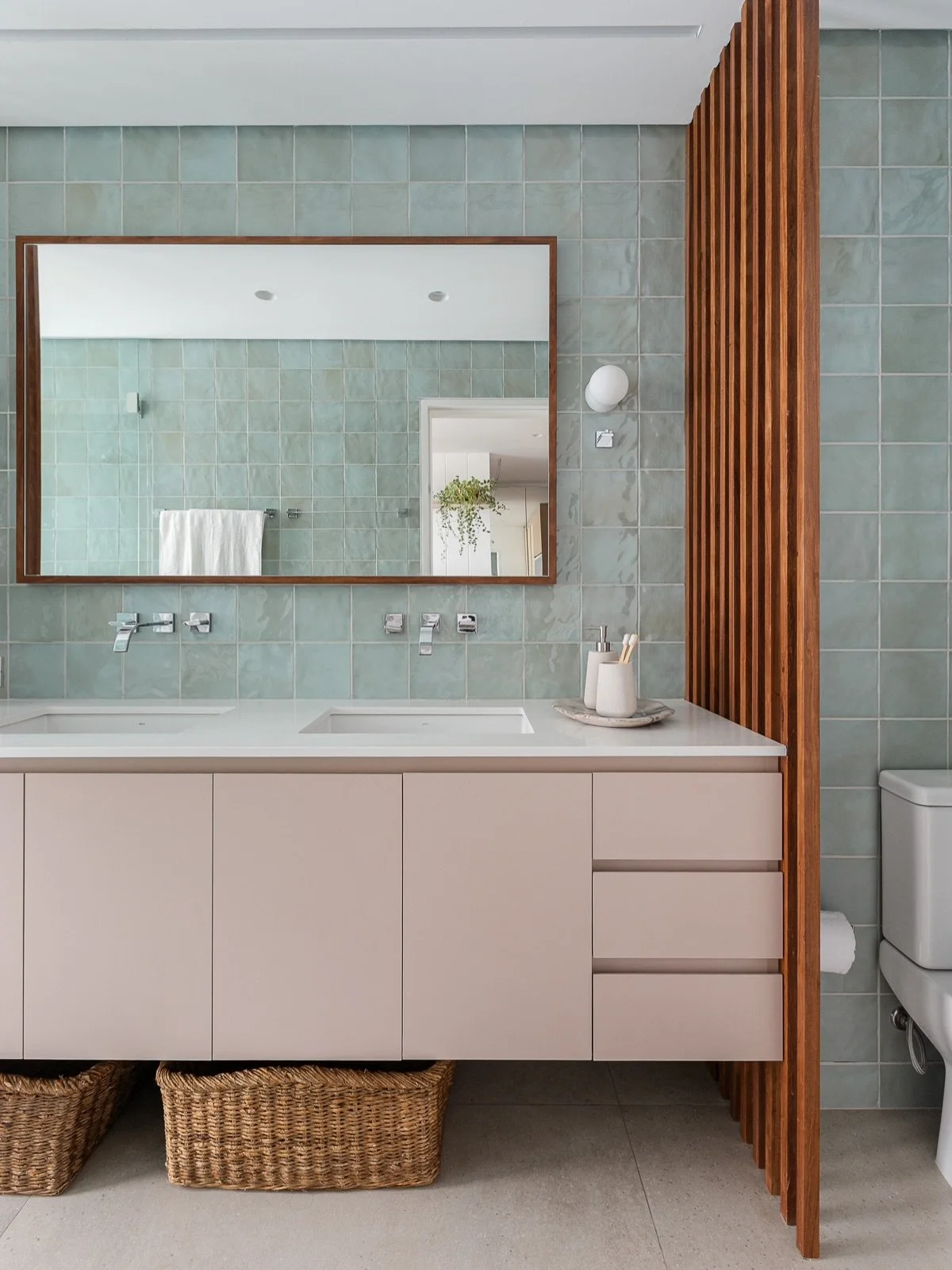 DS Ap Vila Madalena JG &bull; Banheiro Sr. e Sra &bull;

Posicionamos a &aacute;rea do chuveiro e bacia sanit&aacute;ria nas extremidades da bancada, beeem generosa. As divis&oacute;rias vazadas em madeira maci&ccedil;a de Cumaru ajudaram na privacid