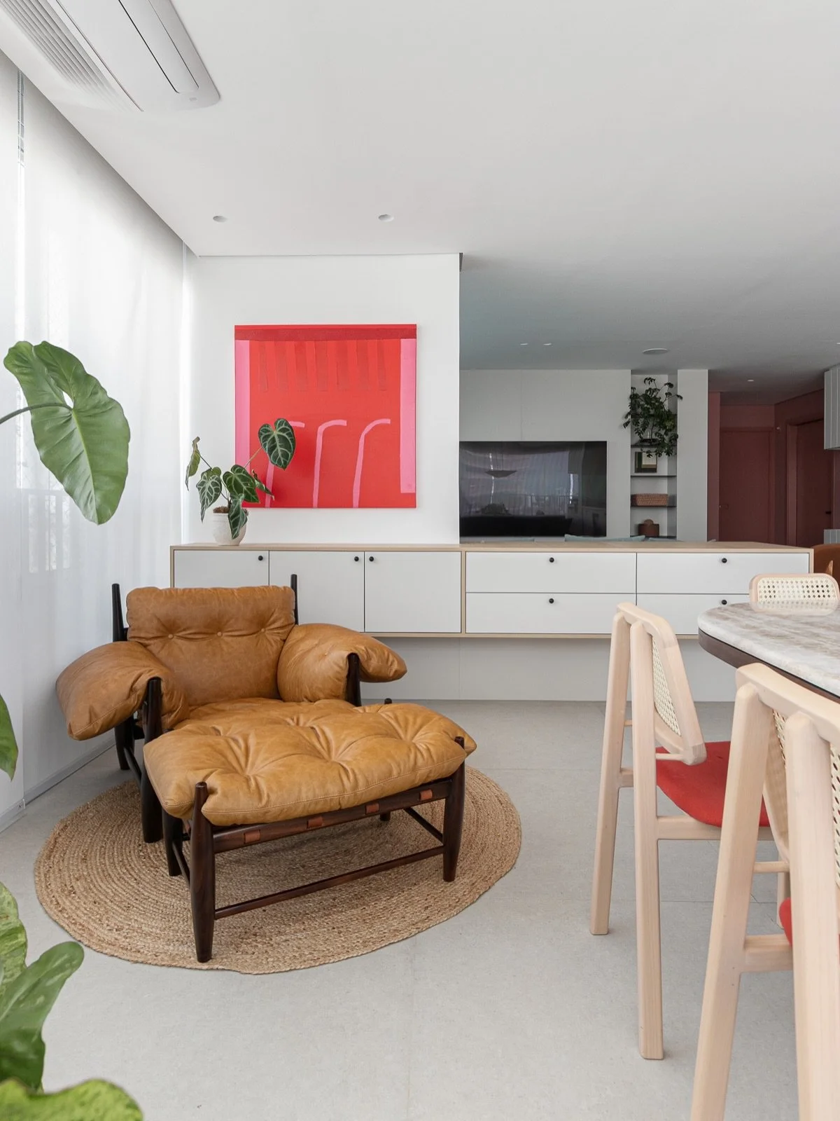 DS Ap Pinheiros MM &bull; 

Vc conhece a &ldquo;Teoria do ponto vermelho na decora&ccedil;&atilde;o&rdquo; ou &ldquo;Teoria do Vermelho Inesperado?

Ela sugere o uso de elementos vermelhos para criar foco visual, trazendo personalidade para o ambient