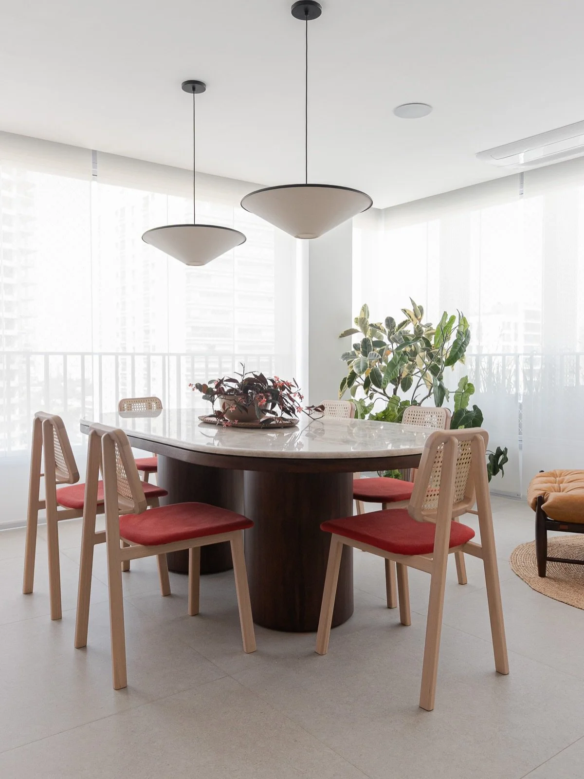 DS Ap Pinheiros MM &bull; 

Sala de jantar e o nosso prato Nina em collab com a @ceramicaecia como centro de mesa. Adoramos us&aacute;-lo desse jeitinho! ❤️

&bull; mesa da @made55.design com tampo em Taj Mahal &bull; cadeiras @virgulaovo com estofad