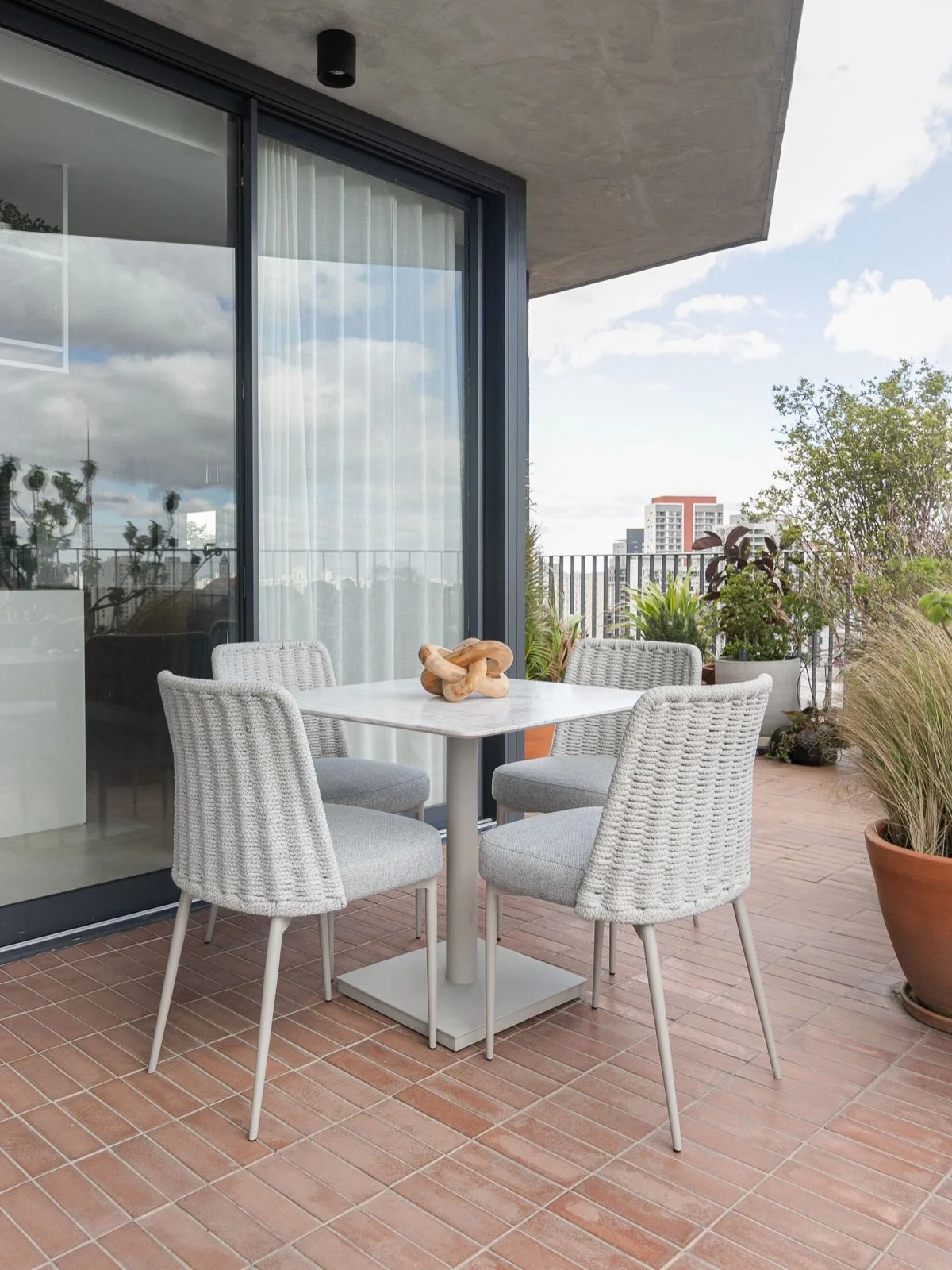 DS Ap Vila Madalena JG &bull;

Esse &eacute; um apartamento garden incr&iacute;vel 🤩 com um terra&ccedil;&atilde;o ao redor de todos os ambientes! 

A aten&ccedil;&atilde;o que temos que ter &eacute; escolher m&oacute;veis espec&iacute;ficos para &a