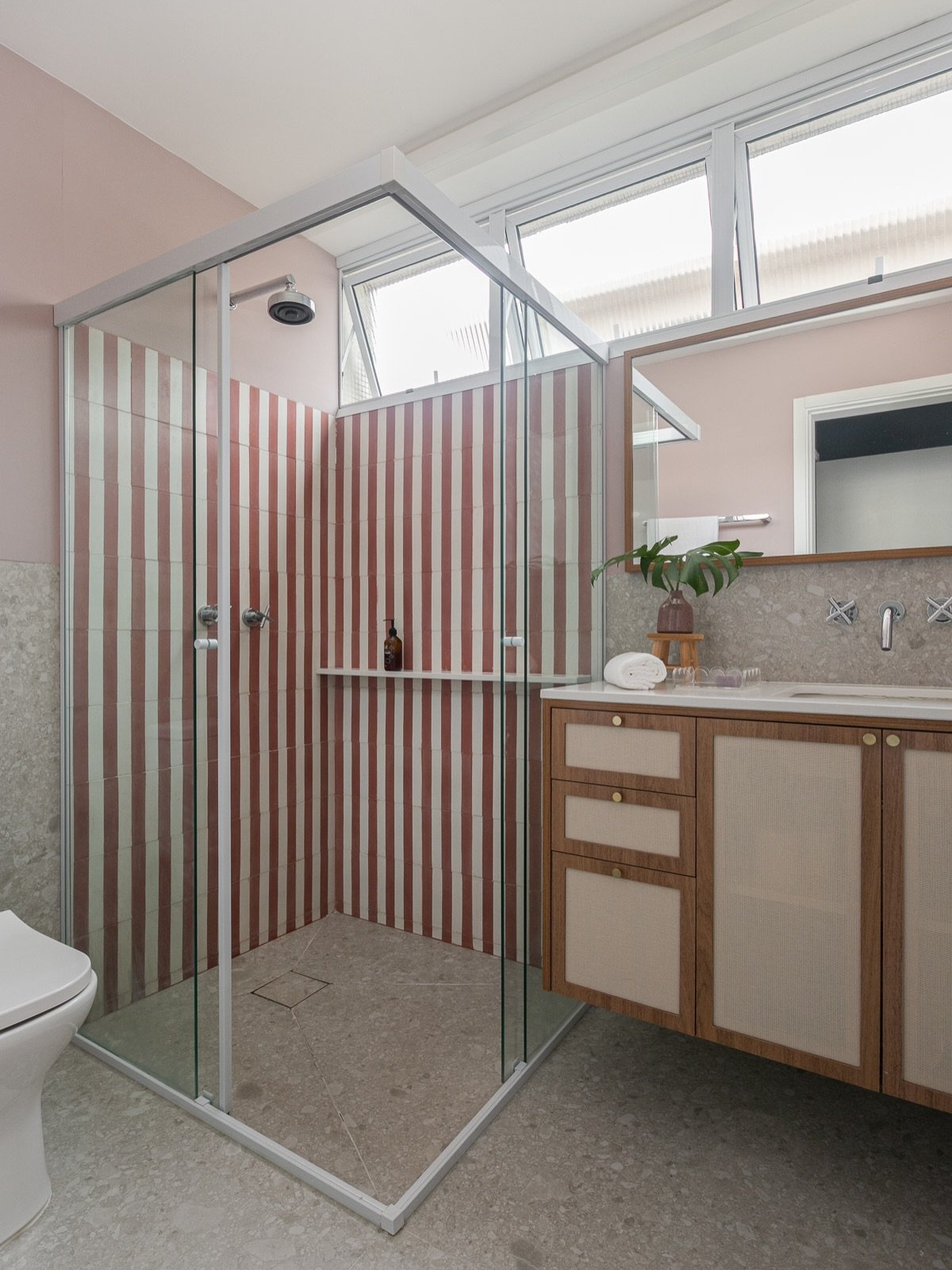 DS Ap Santa Cec&iacute;lia NJ &bull; 

Trocamos a posi&ccedil;&atilde;o de tudo por aqui - arrasta para ver o antes - al&eacute;m de trazer mais cor, claro! 🩷

E assim o banheiro do casal ganhou ladrilhos listrados da @ladrilar + porcelanato Caminho