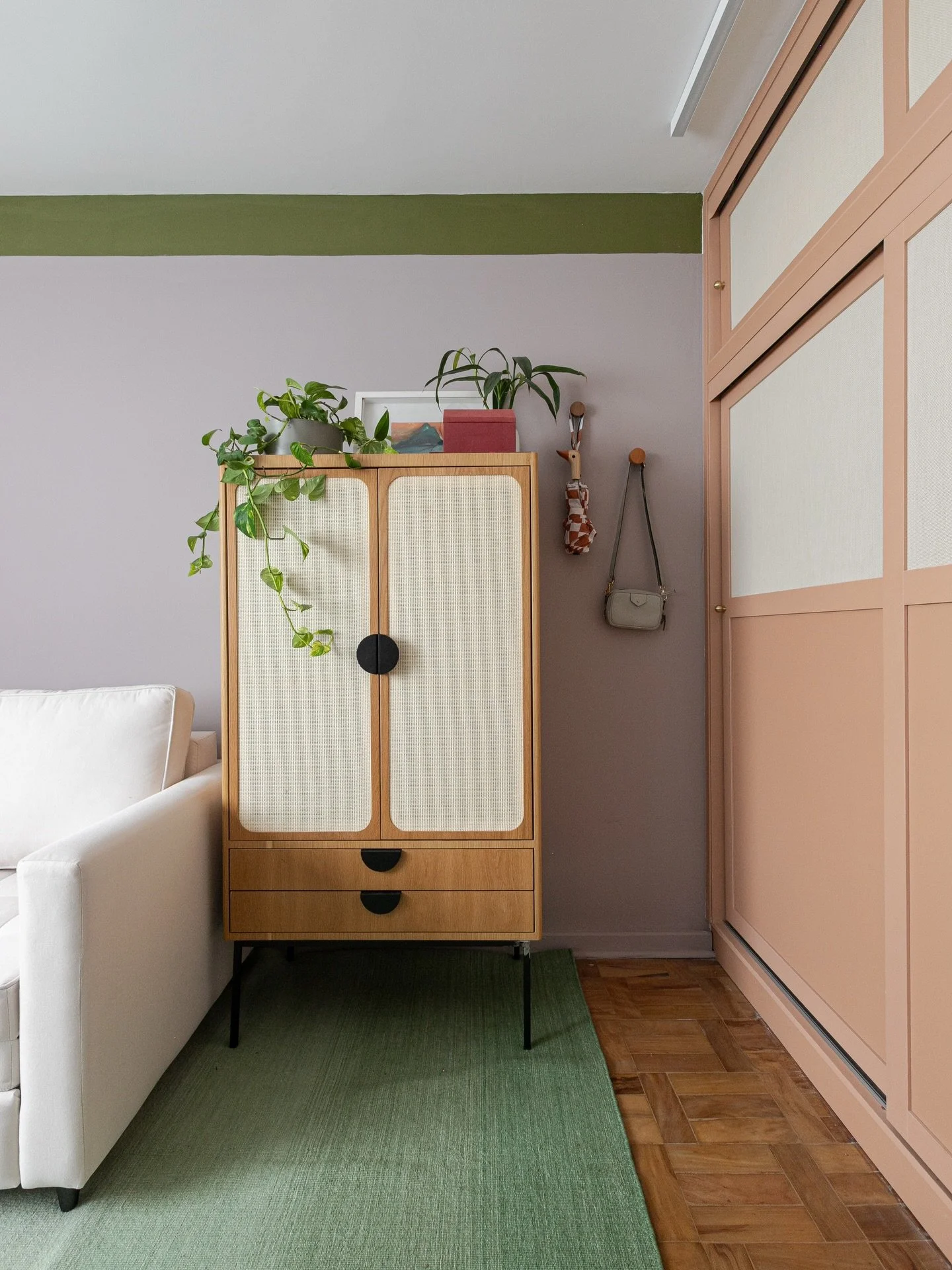 DS Ap Santa Cec&iacute;lia NJ &bull;

Escrit&oacute;rio &amp; quarto de h&oacute;spedes com as Cores do Ano 2026 pelo estudo de tend&ecirc;ncias Co(R)existir da Suvi @tintas_suvinil: Tempestade e Cip&oacute; da Amaz&ocirc;nia.

&bull; tapete @botteht