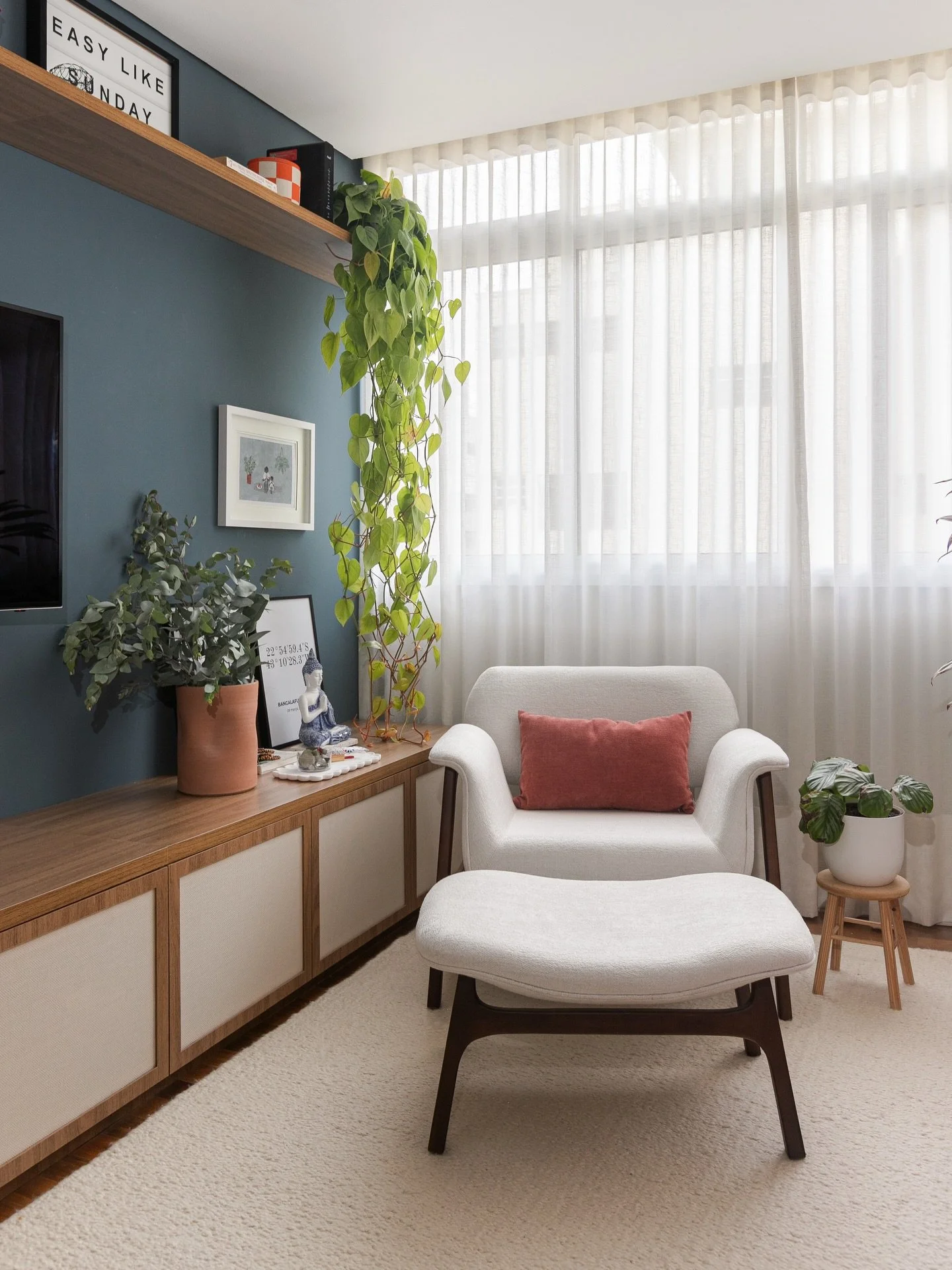 DS Ap Santa Cec&iacute;lia NJ &bull; 

Na sala de estar, o rack tem dois usos: de armazenamento e de banco! 

Toda a fia&ccedil;&atilde;o da TV foi embutida na alvenaria, uma solu&ccedil;&atilde;o que adoramos para ter um visual mais leve. 

&bull; n