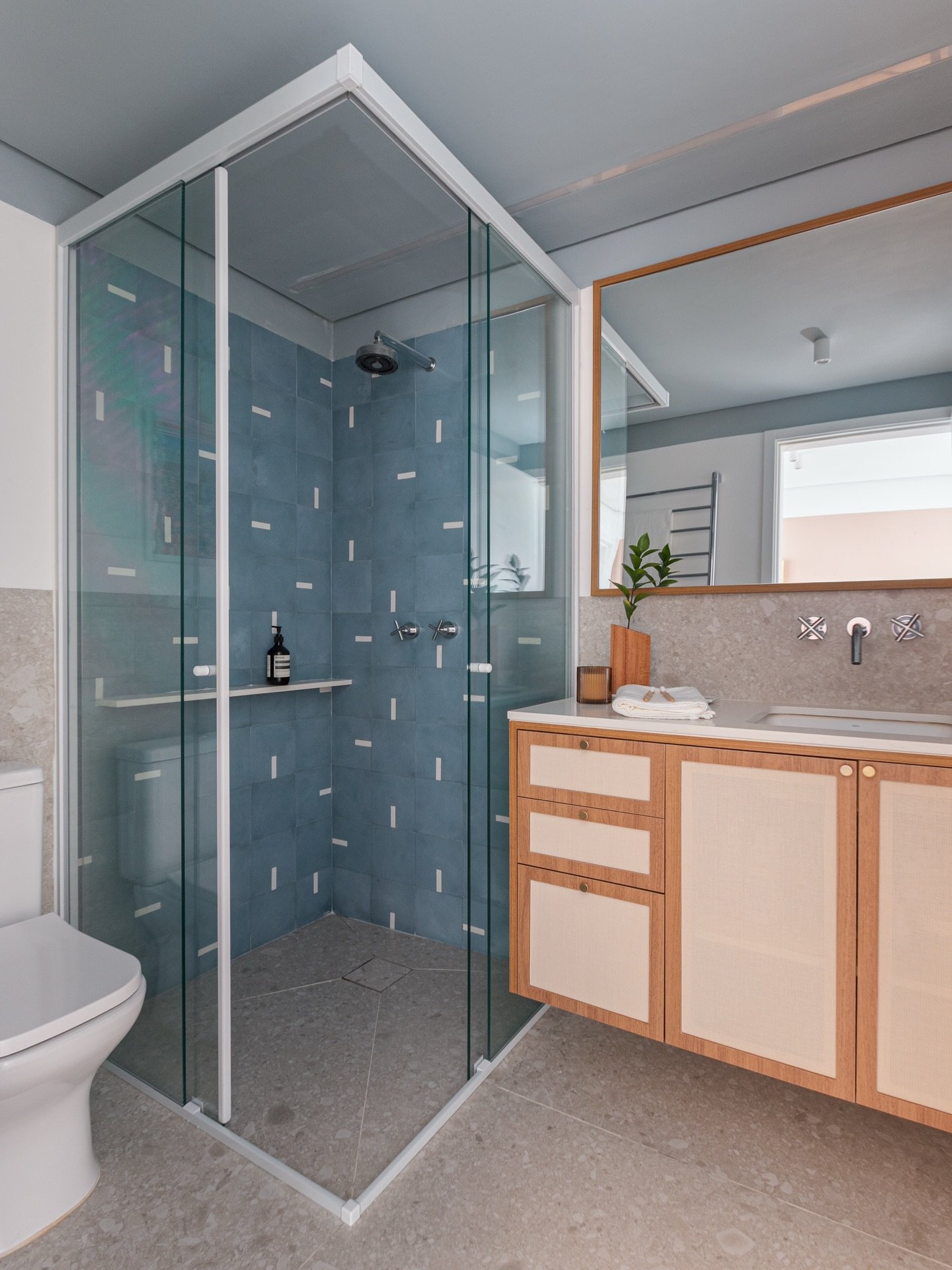 DS Ap Santa Cec&iacute;lia NJ &bull; Banheiro do Jo&atilde;o

Embora as lou&ccedil;as cor de rosa fossem lindas (infelizmente, n&atilde;o conseguimos reaproveit&aacute;-las 🙁), esse banheiro merecia uma paginada e um novo layout. 

Seguimos a lingua