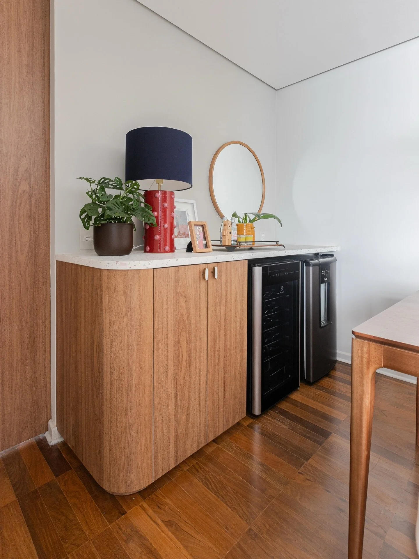 DS Ap Santa Cec&iacute;lia NJ &bull;

Aparador de apoio para sala de jantar, com cantinho arredondado e bancada de granilite. 

Para completar, o abajur mais perfeito que os clientes j&aacute; namoravam h&aacute; um tempo - esse &eacute; o Abajur Bol