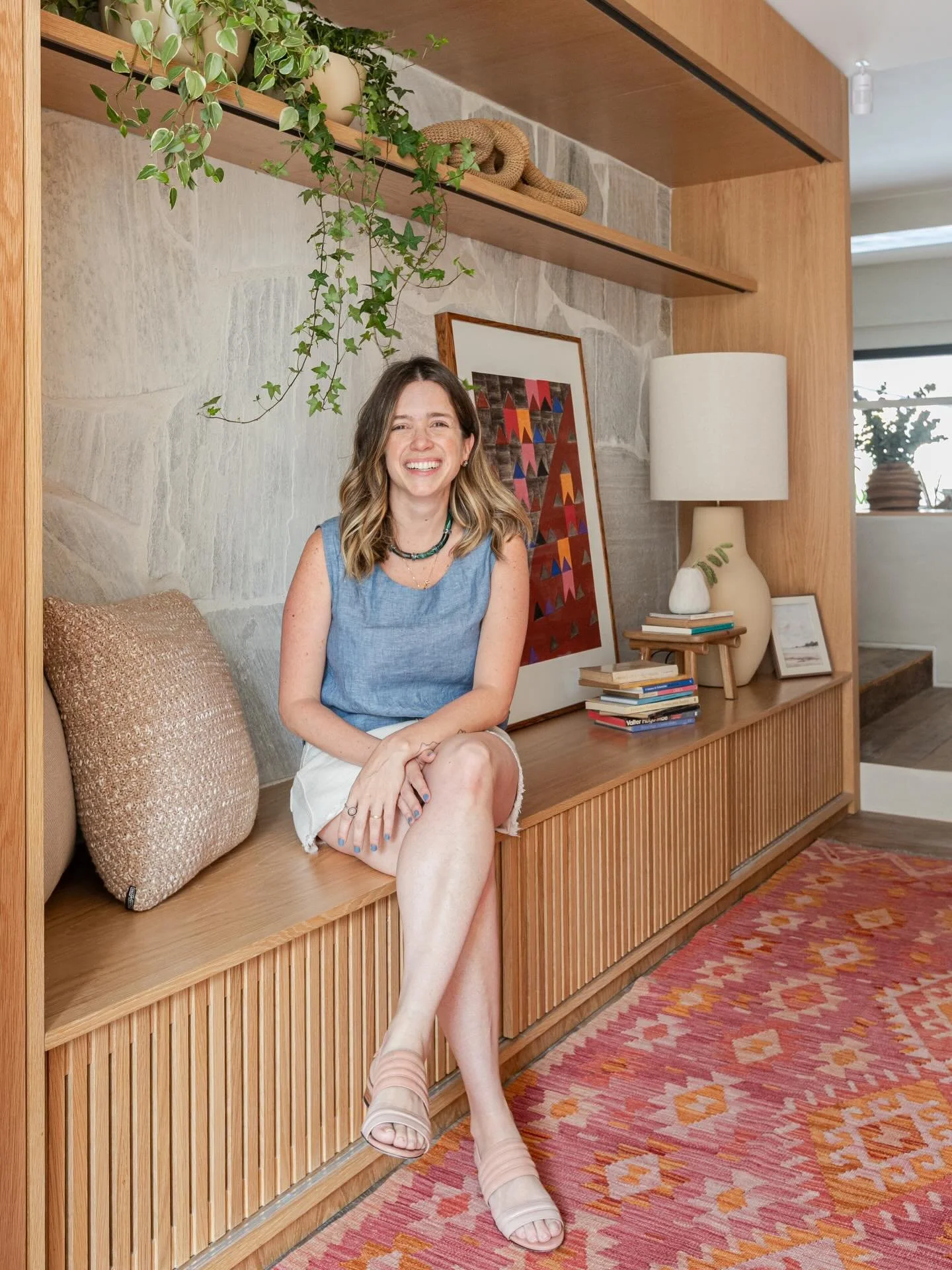 DS Resid&ecirc;ncia Boa&ccedil;ava MD &bull; 

Bem vindos a esse projeto que eu AMO ❤️ &bull; &Eacute; uma casa de mais de 600m2 em SP! 

Vamos come&ccedil;ar pelo Hall de entrada que fizemos essa marcenaria de apoio e colocamos um tapete lindoo da @