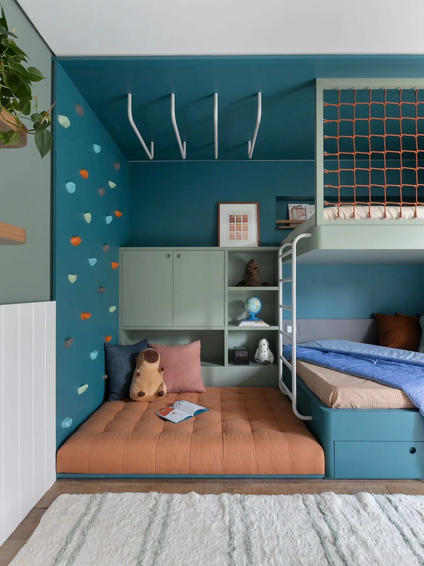 DS Resid&ecirc;ncia Boa&ccedil;ava MD &bull; 

a su&iacute;te do Arthur 💙🧡💚

Arthur al&eacute;m de ser um leitor fervoroso, &eacute; um super ginasta! O quarto dele tinha que ter espa&ccedil;os gostosos que ele pudesse se entregar &agrave; leitura