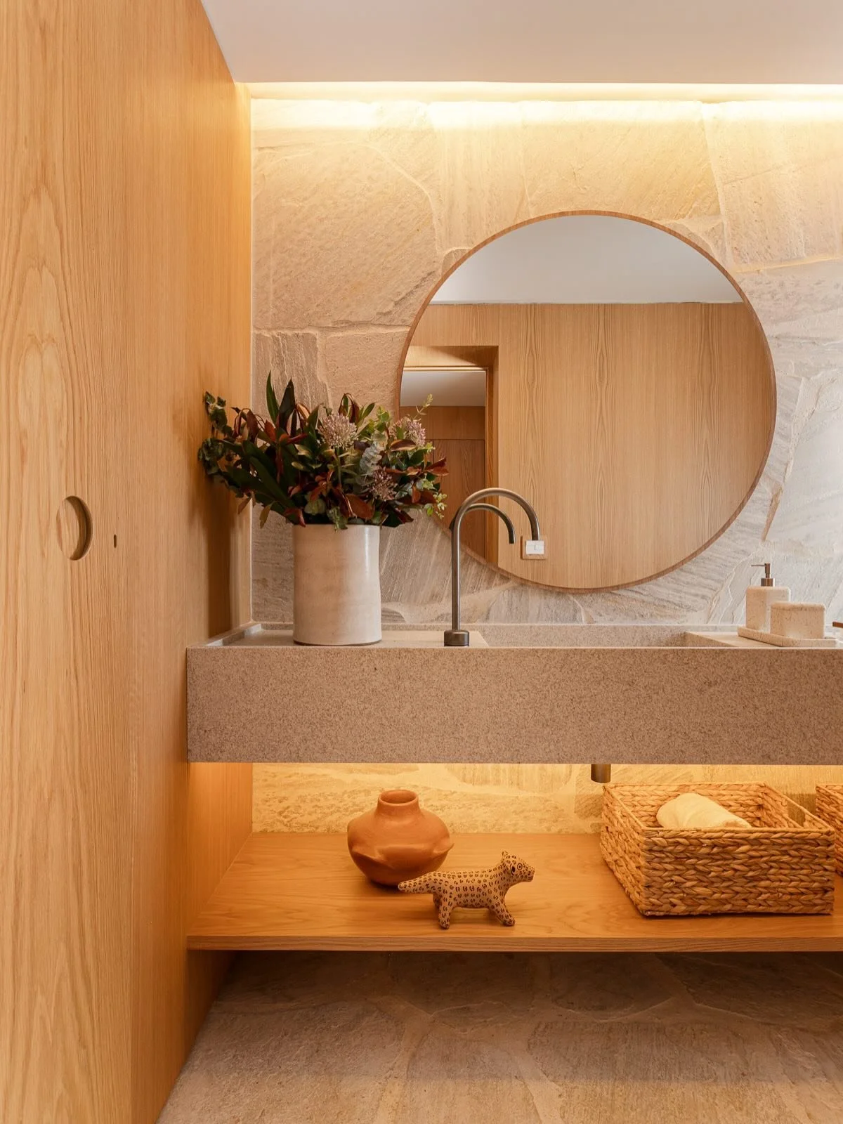 DS Resid&ecirc;ncia Boa&ccedil;ava MD &bull; 

Ah esse lavabooo!! 😍 

Com as pedras no piso e atr&aacute;s da bancada ❤️ &bull; AMAMOS apostar no vaso ESPE da nossa collab com a @ceramicaecia para produzir a bancada! 

Os pendentes s&atilde;o da @cr