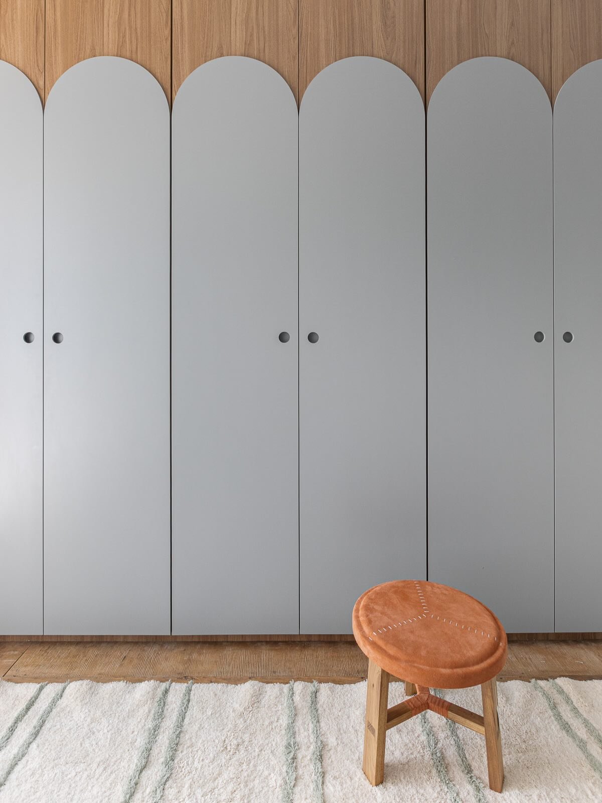 DS Resid&ecirc;ncia Boa&ccedil;ava MD &bull; 

Mais um pouquinho do quarto do Arthur 🩶 &bull; Fizemos esse arm&aacute;rio com os arcos virados pra cima - em breve voc&ecirc;s v&atilde;o ver a solu&ccedil;&atilde;o do quarto da irm&atilde;, a Madu. 
