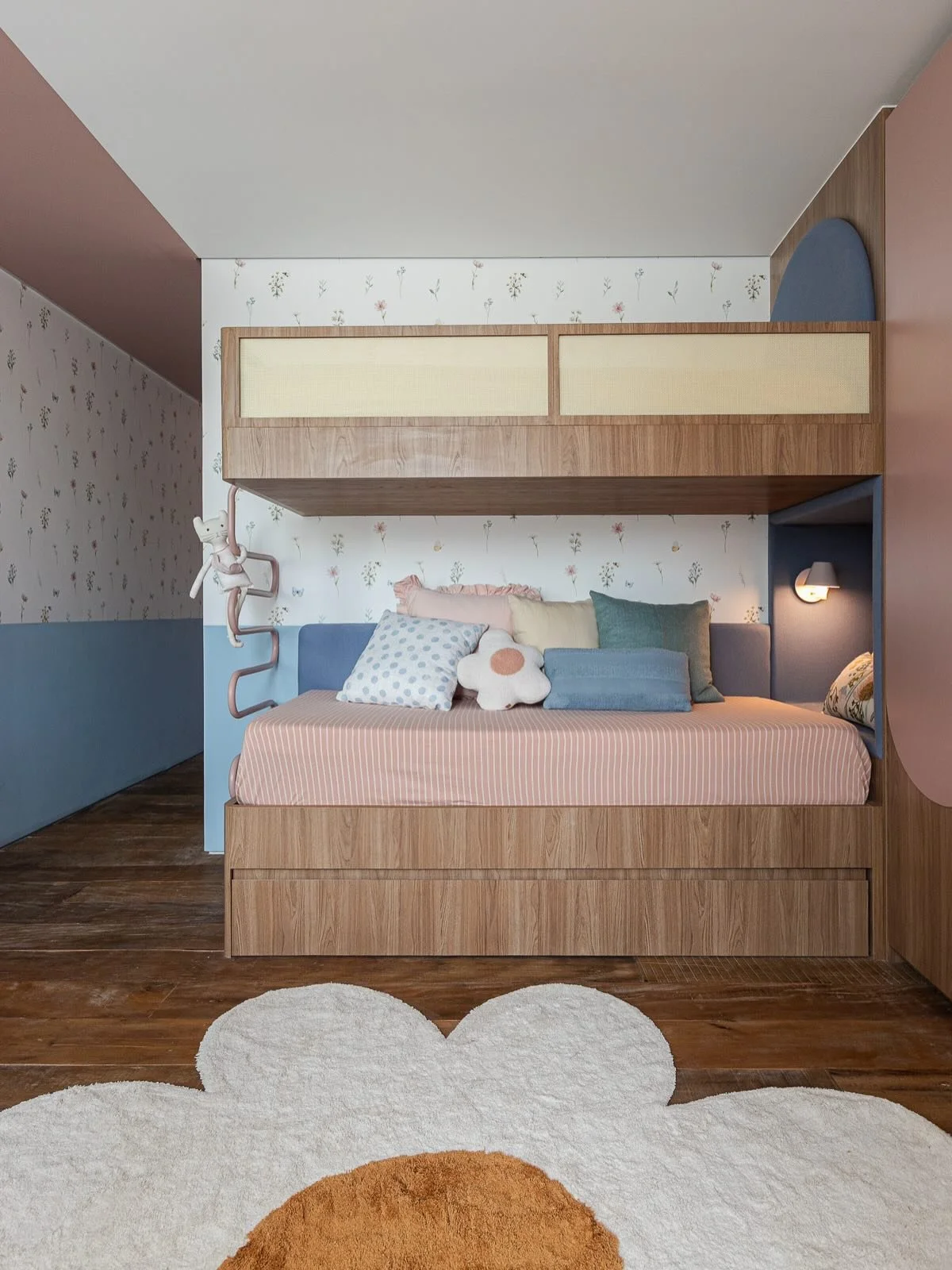 DS &bull; Resid&ecirc;ncia Boa&ccedil;ava MD &bull; 

Mais &acirc;ngulos do quarto da MADU 🌸 &bull; A beliche dela tem um cantinho delicioso para Leitura 📖 &bull;  um outro detalhe LINDO desse quarto &eacute; a escada de serralheria e a beliche em 