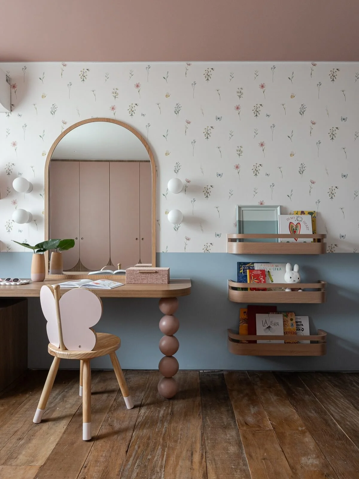 DS Resid&ecirc;ncia Boa&ccedil;ava MD &bull; 

O quarto da minha xar&aacute;!! A Madu ama rosa e azul - no quarto dela tinha que ter elementos que remetessem a natureza (pedido da mini cliente 🌸) &bull; e assim como o irm&atilde;o, ela tamb&eacute;m